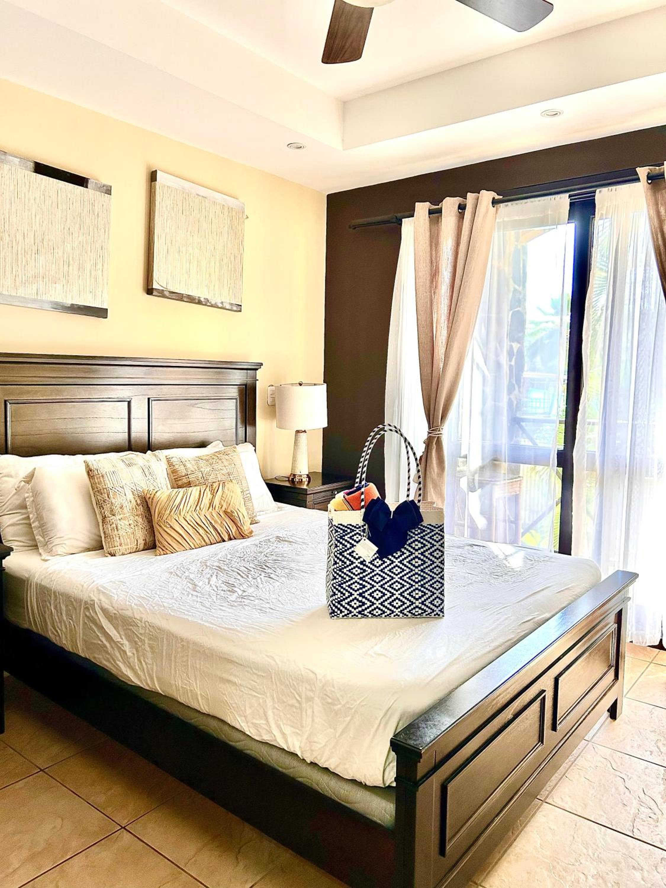 Apartamento de Lujo en Playa Jacó, Frente al Mar, Wifi, AC, Parqueo Privado y Piscinas