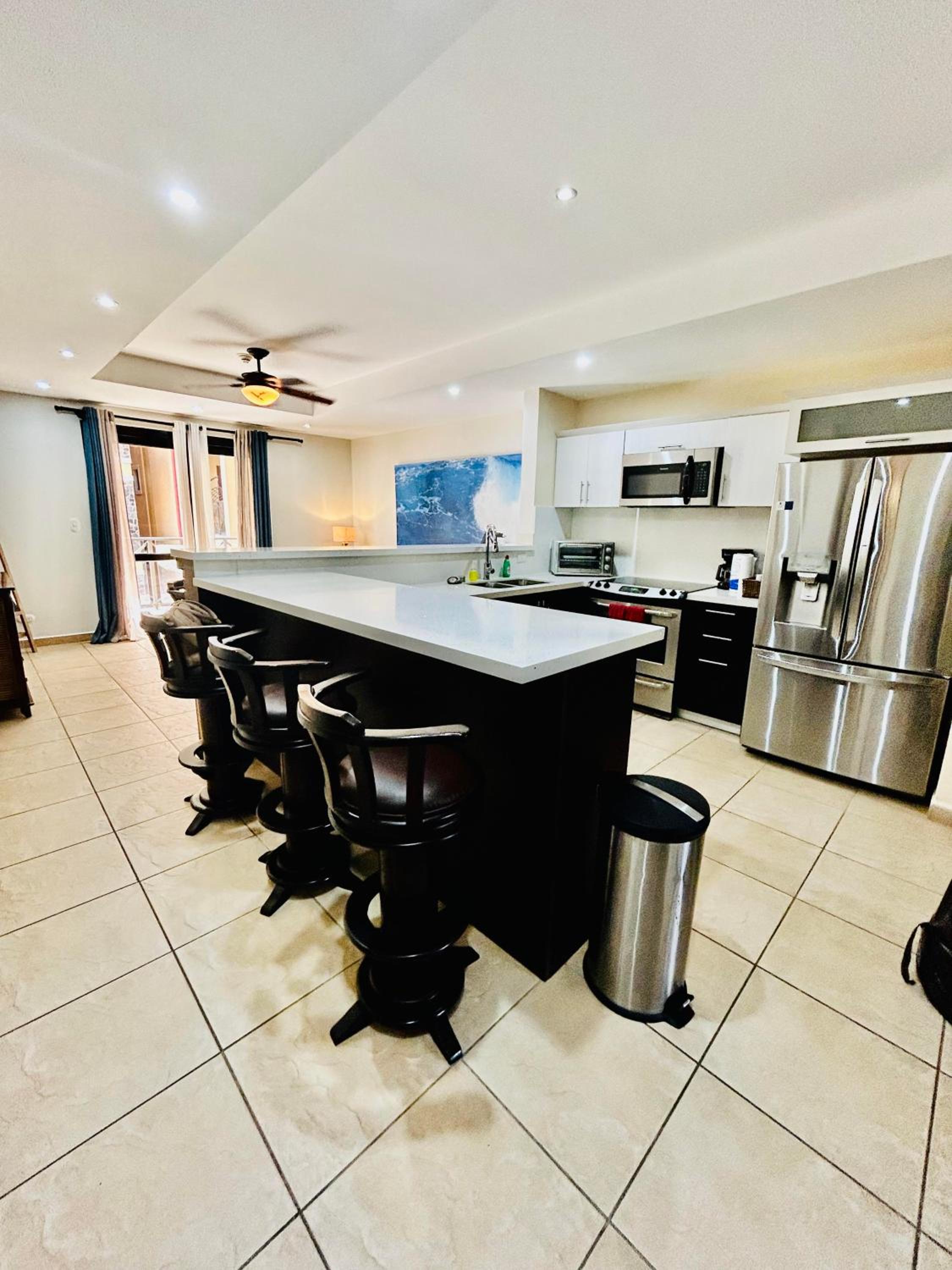 Apartamento de Lujo en Playa Jacó, Frente al Mar, Wifi, AC, Parqueo Privado y Piscinas
