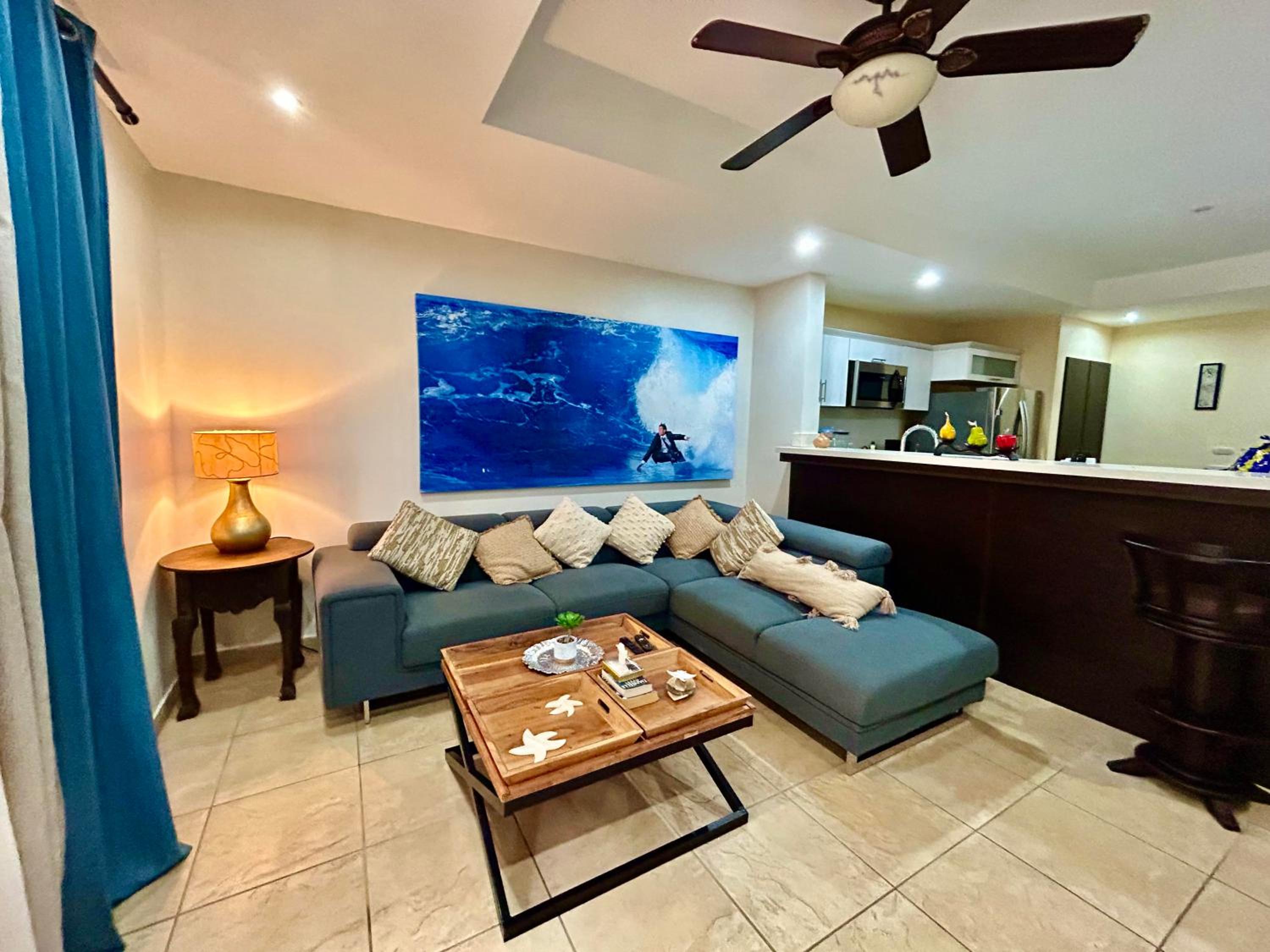 Apartamento de Lujo en Playa Jacó, Frente al Mar, Wifi, AC, Parqueo Privado y Piscinas