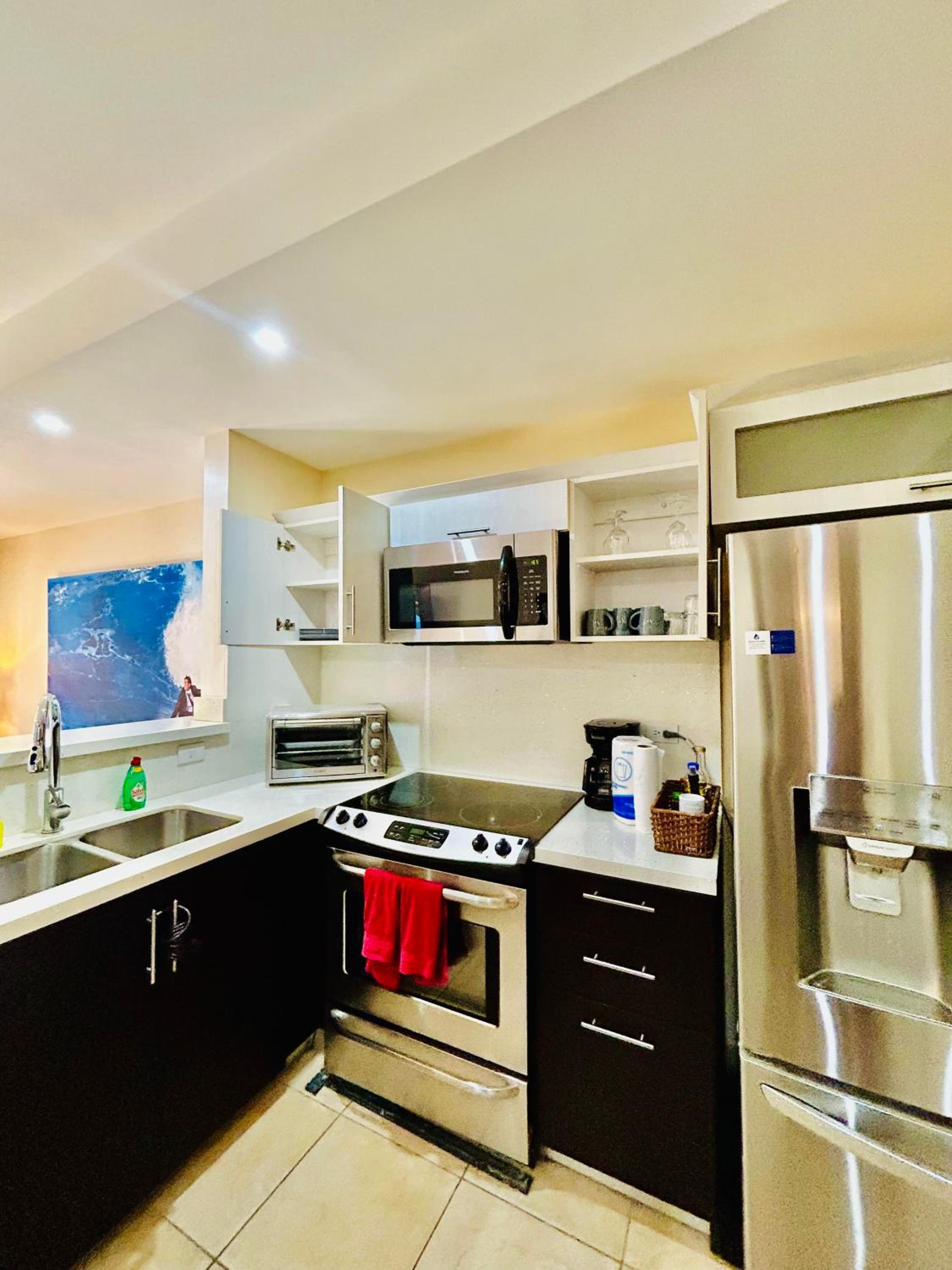 Apartamento de Lujo en Playa Jacó, Frente al Mar, Wifi, AC, Parqueo Privado y Piscinas