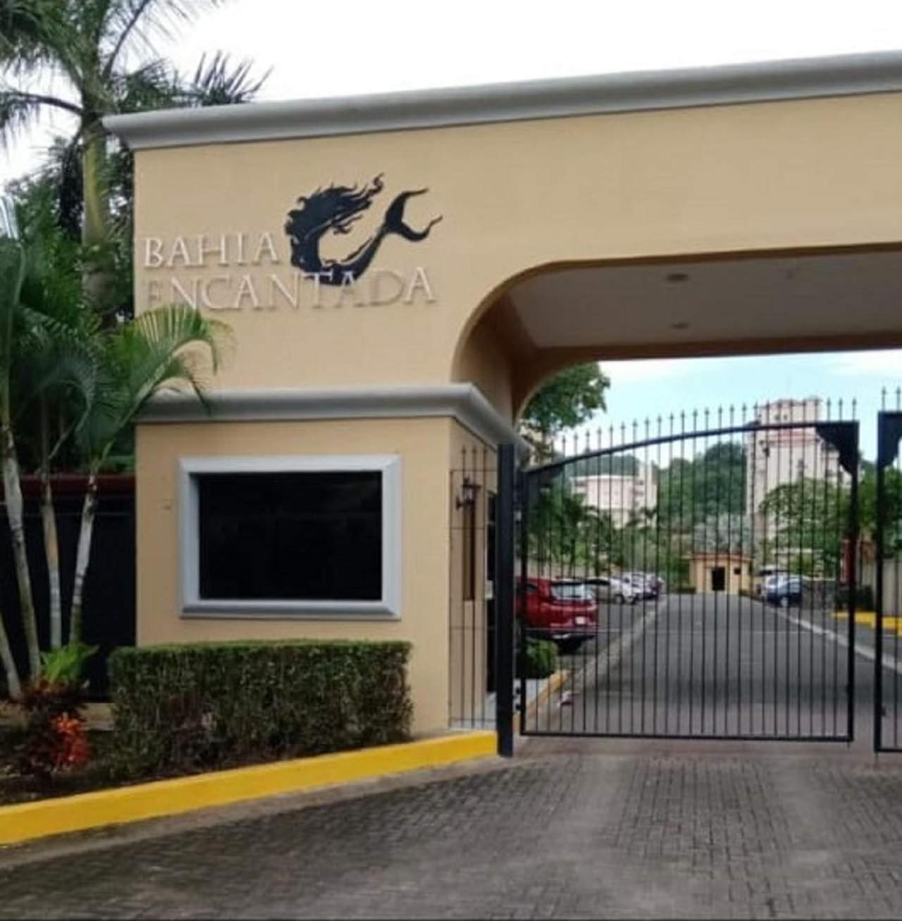 Apartamento de Lujo en Playa Jacó, Frente al Mar, Wifi, AC, Parqueo Privado y Piscinas