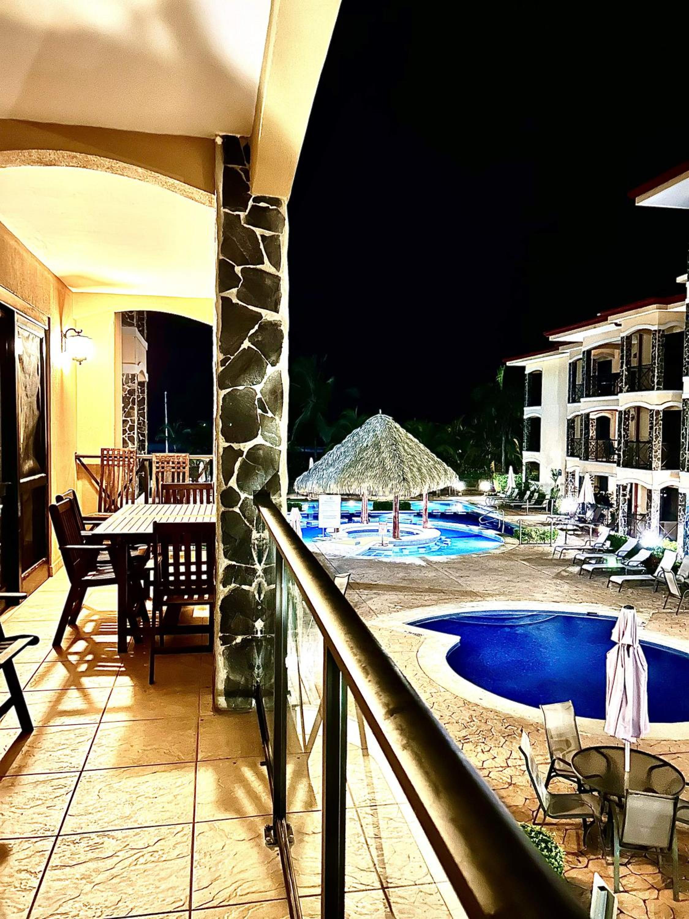 Apartamento de Lujo en Playa Jacó, Frente al Mar, Wifi, AC, Parqueo Privado y Piscinas