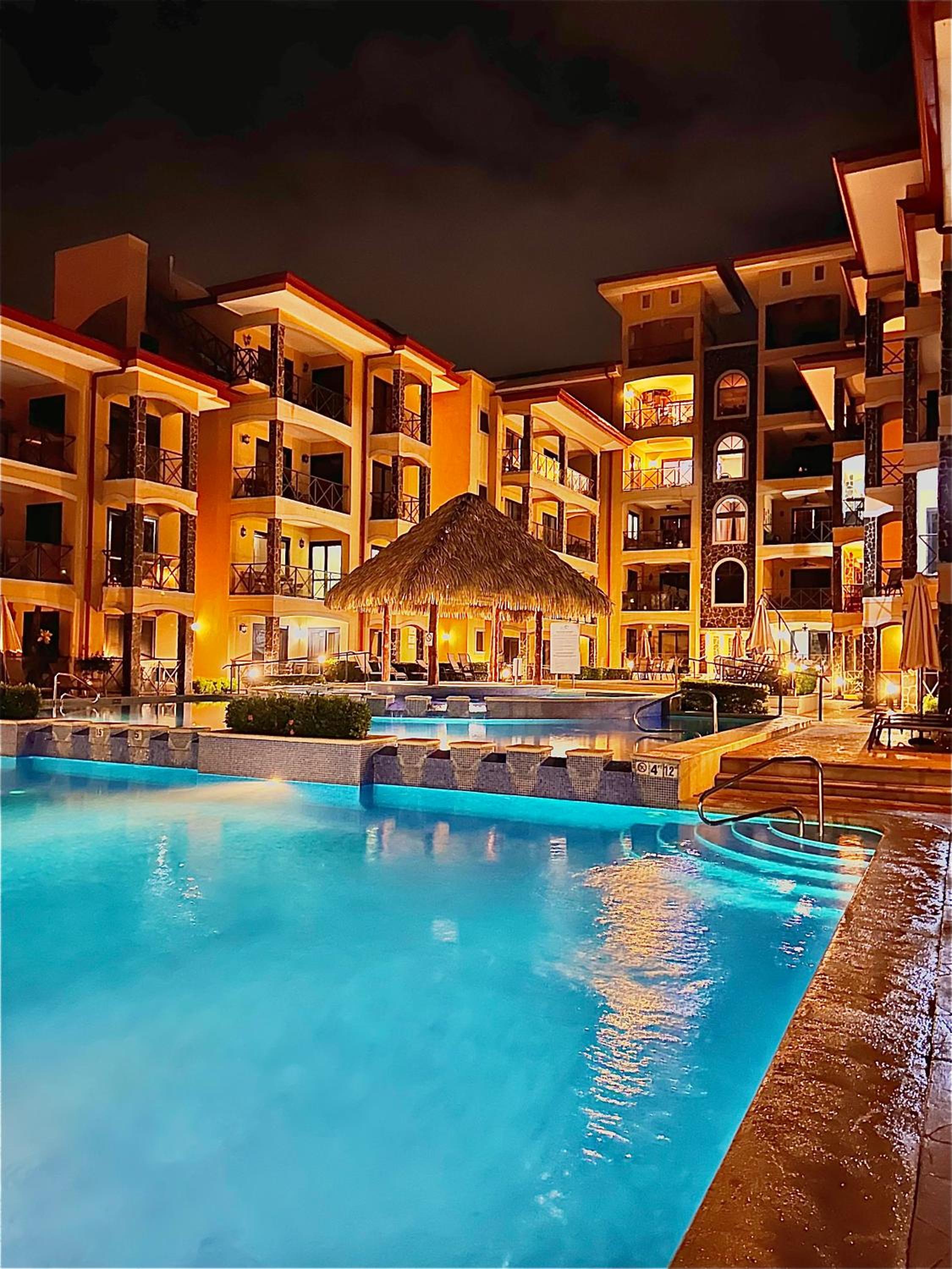 Apartamento de Lujo en Playa Jacó, Frente al Mar, Wifi, AC, Parqueo Privado y Piscinas