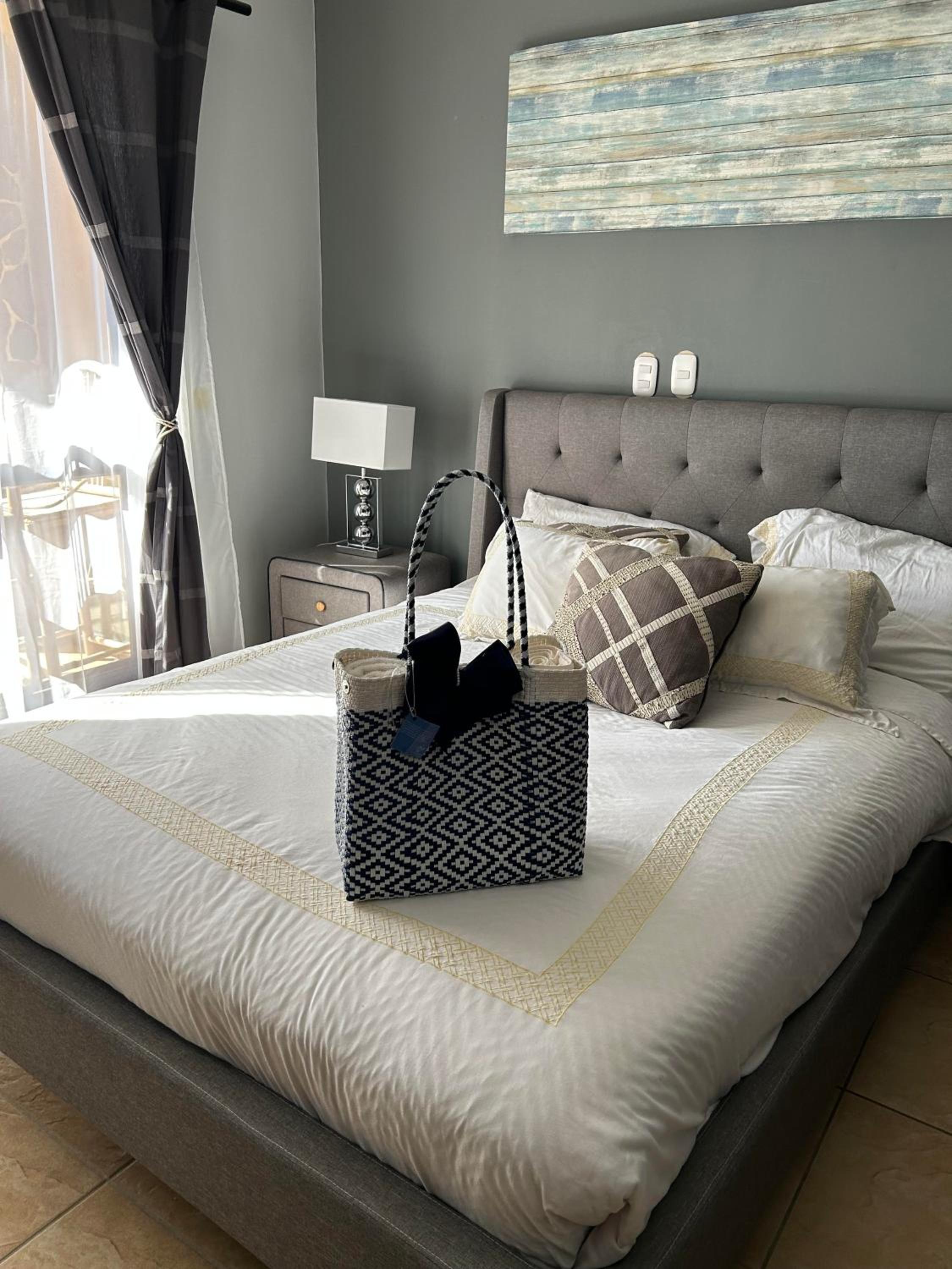 Apartamento de Lujo en Playa Jacó, Frente al Mar, Wifi, AC, Parqueo Privado y Piscinas