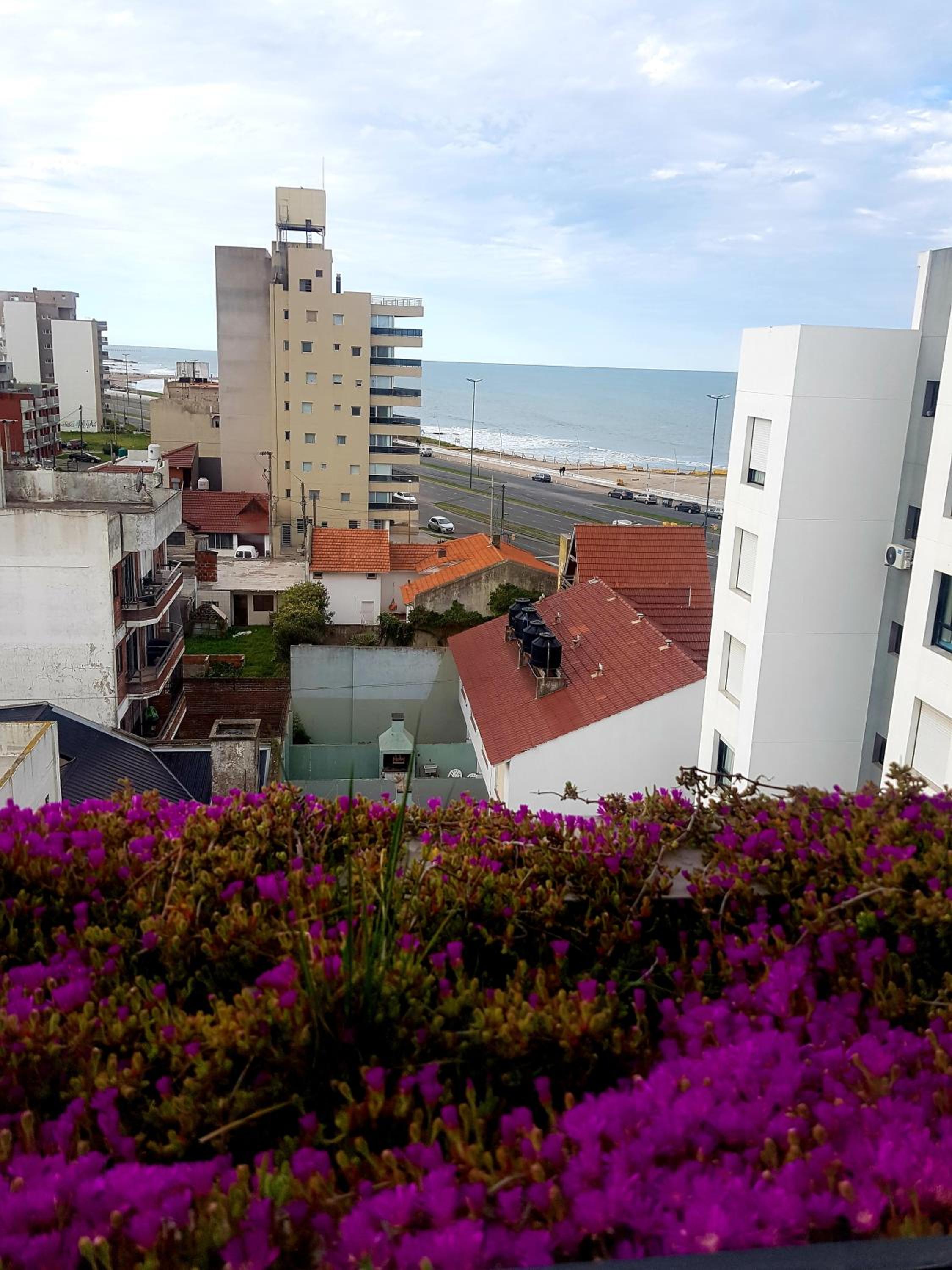 Semipiso Casaverde,con doble vista al mar, frente a la playa!con cochera y balcón terraza