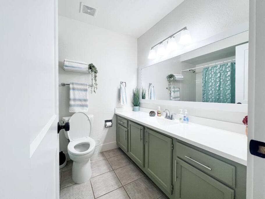 Serene Town home in Chandler with pool