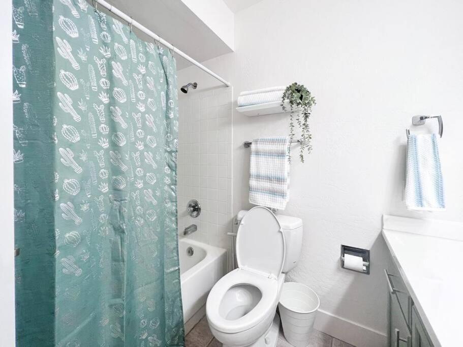 Serene Town home in Chandler with pool