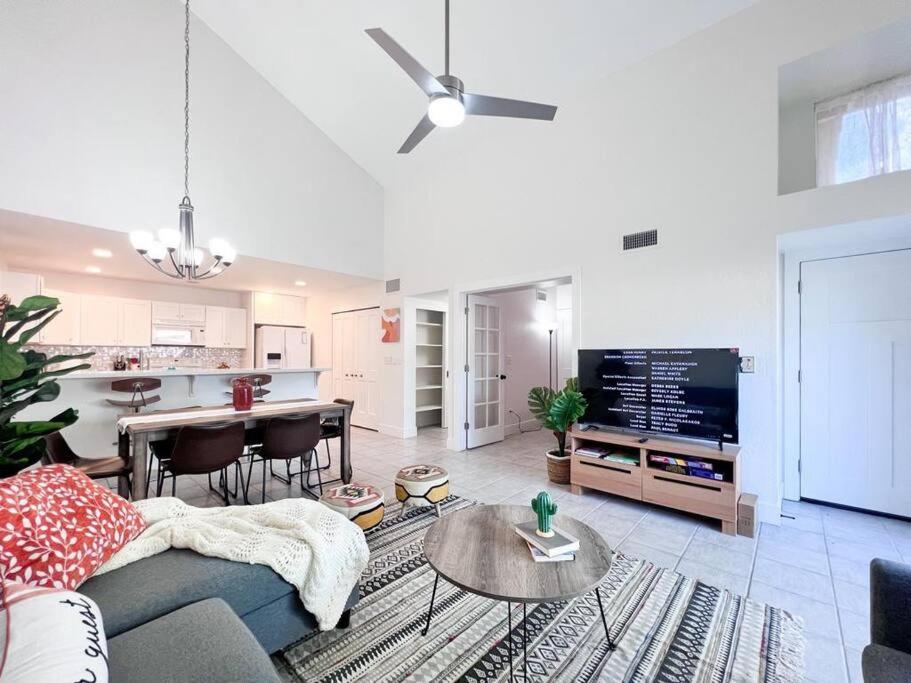 Serene Town home in Chandler with pool