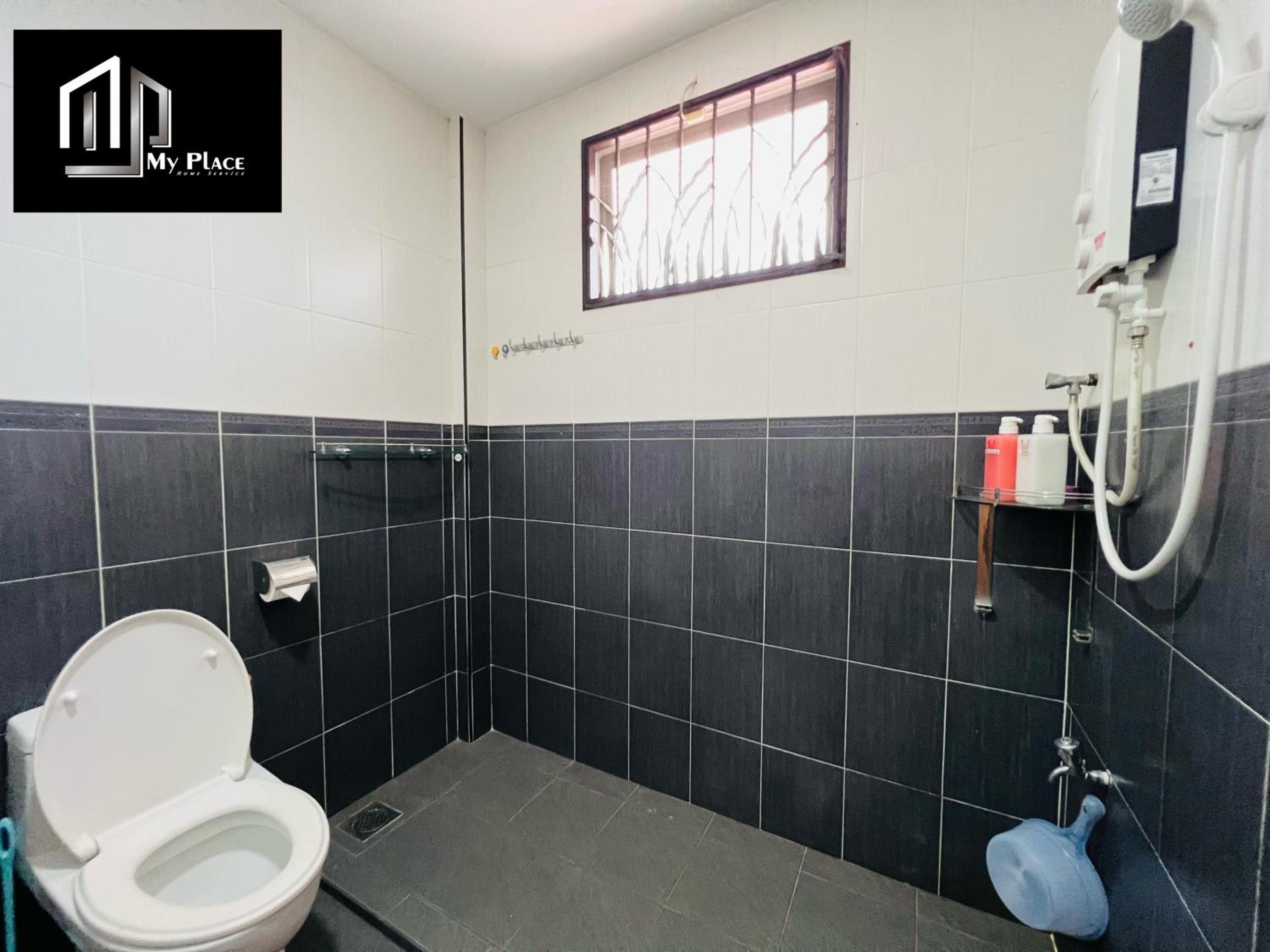 2 Storey 5BR 16pax Semabok Taman Cheng Ho, 3 by Myplace