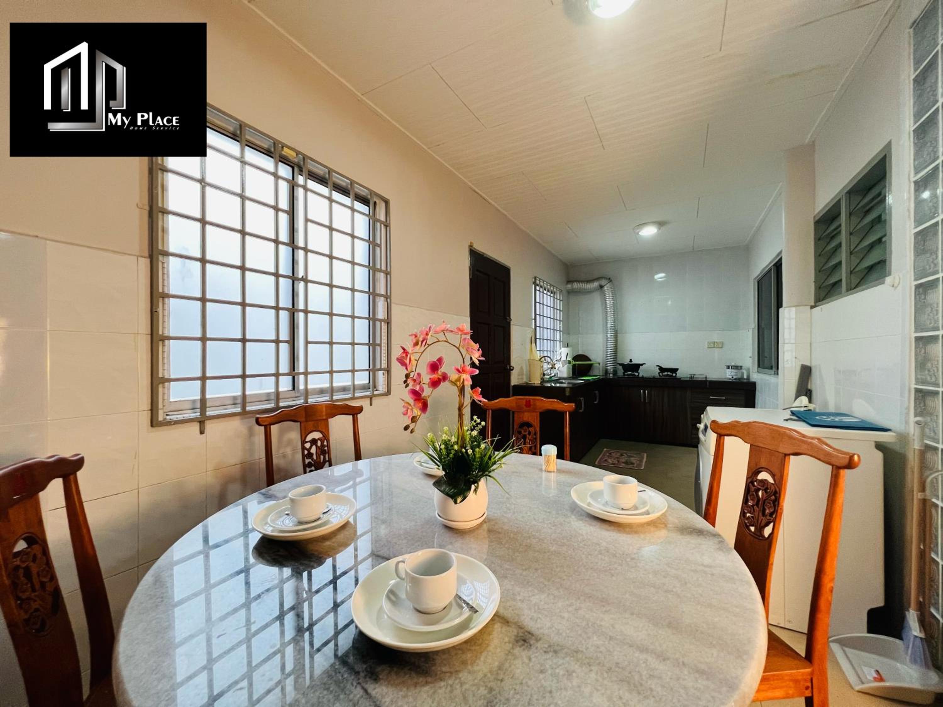 2 Storey 5BR 16pax Semabok Taman Cheng Ho, 3 by Myplace