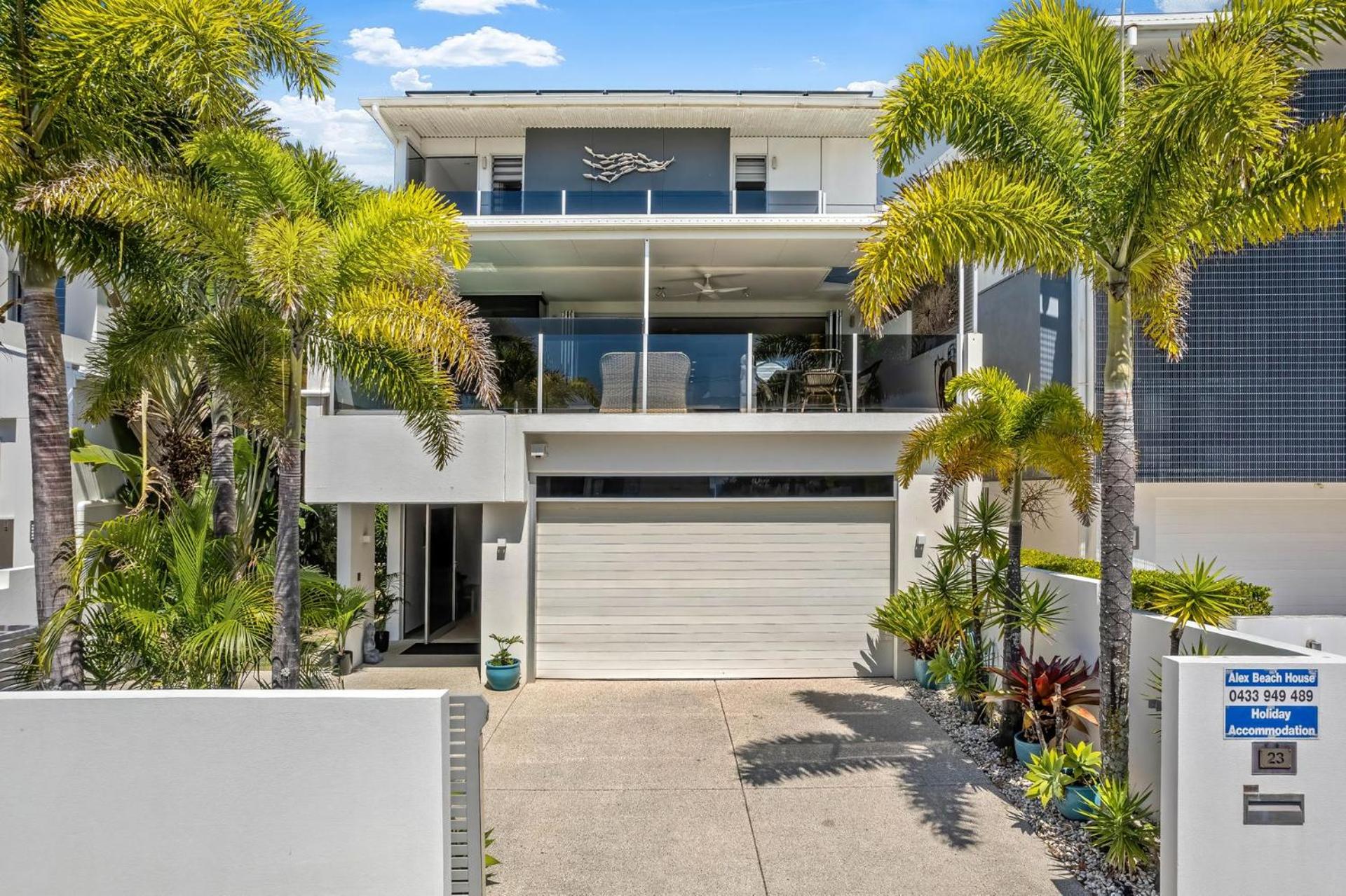 Alex Beach House, 100 steps to the sand, with ocean views