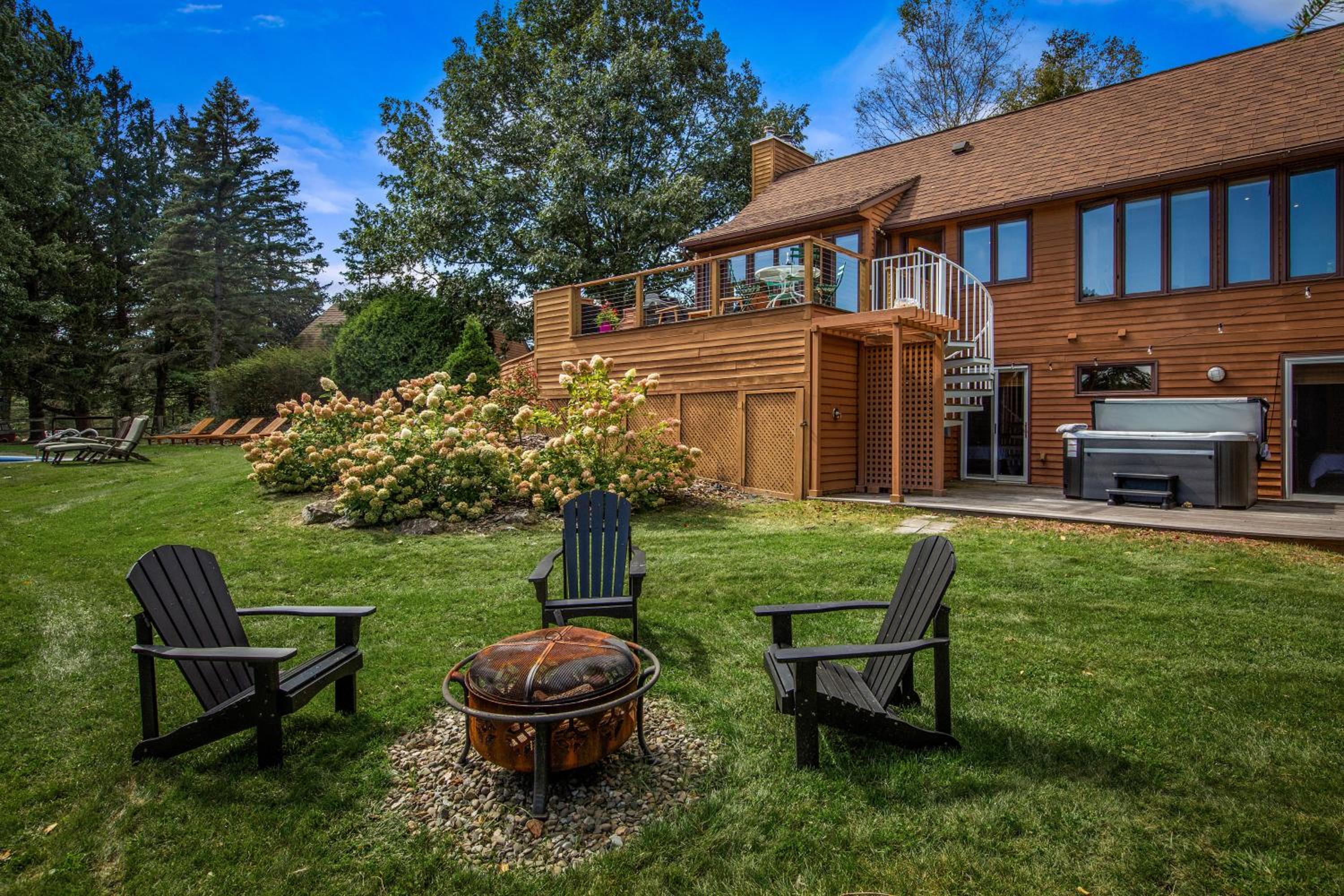 Hotel Relaxing Catskill Escape, Mountain Views • Hot Tub • Fire Pit • Heated Pool