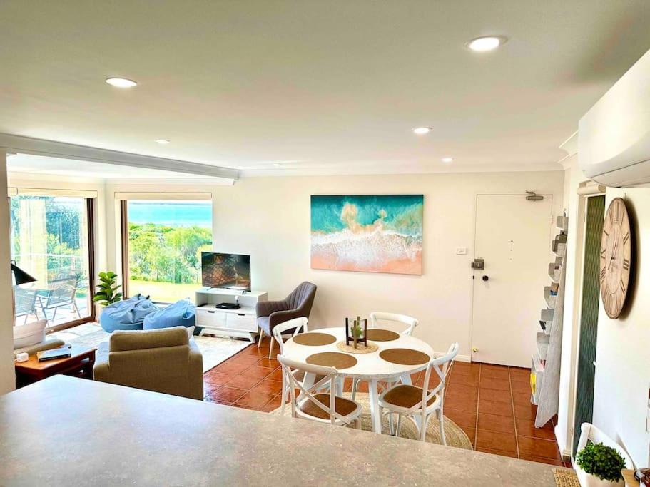 'Serenity Now' Shoal Bay Beach Front with All Linen, WiFi and Air Con