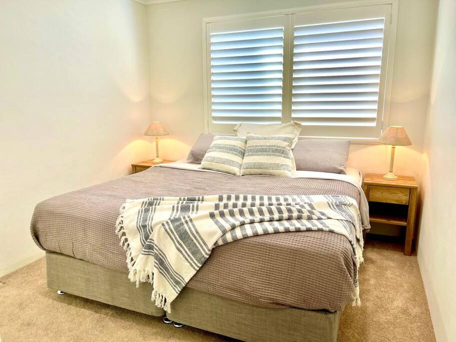 'Serenity Now' Shoal Bay Beach Front with All Linen, WiFi and Air Con