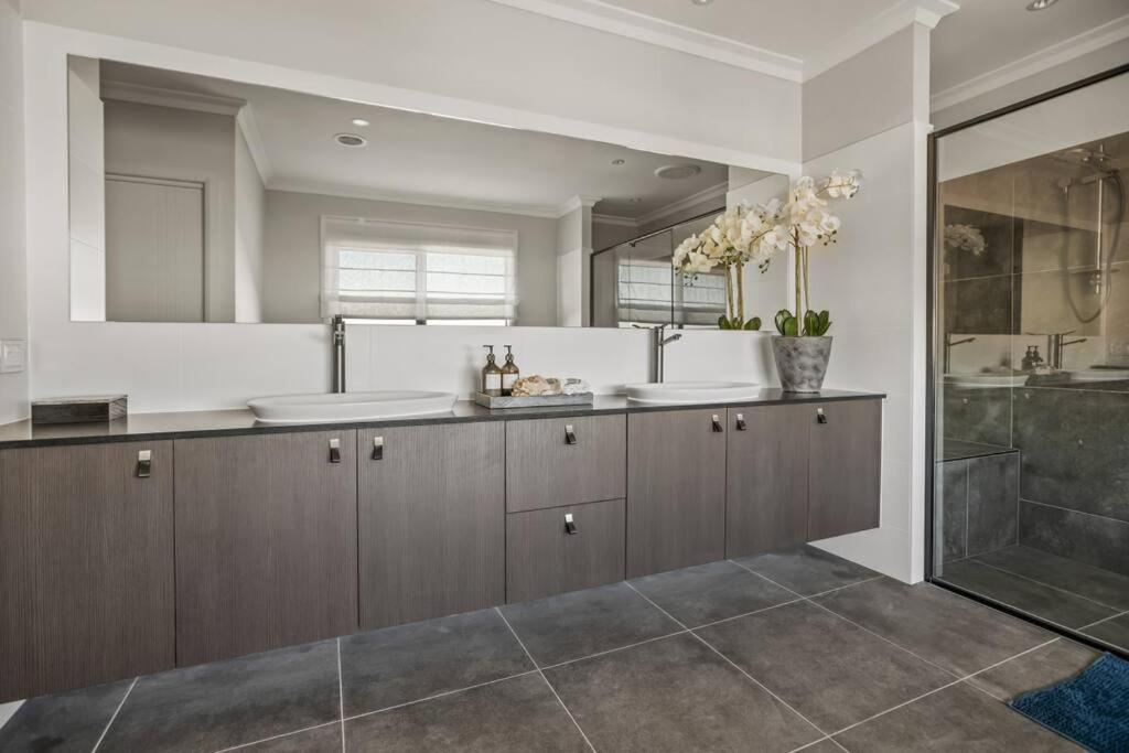 Werribee Gem Luxe Home Family Getaway 6Bed Netflix
