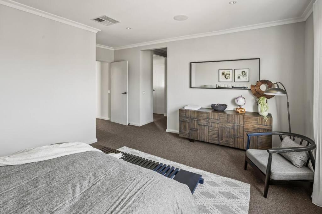 Werribee Gem Luxe Home Family Getaway 6Bed Netflix