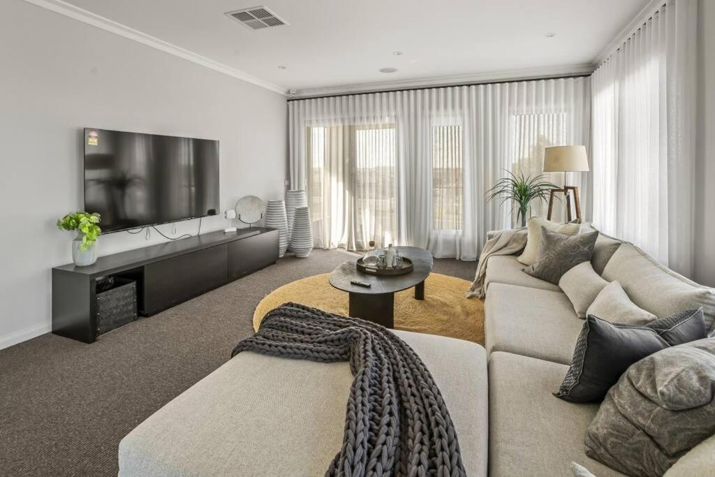 Werribee Gem Luxe Home Family Getaway 6Bed Netflix