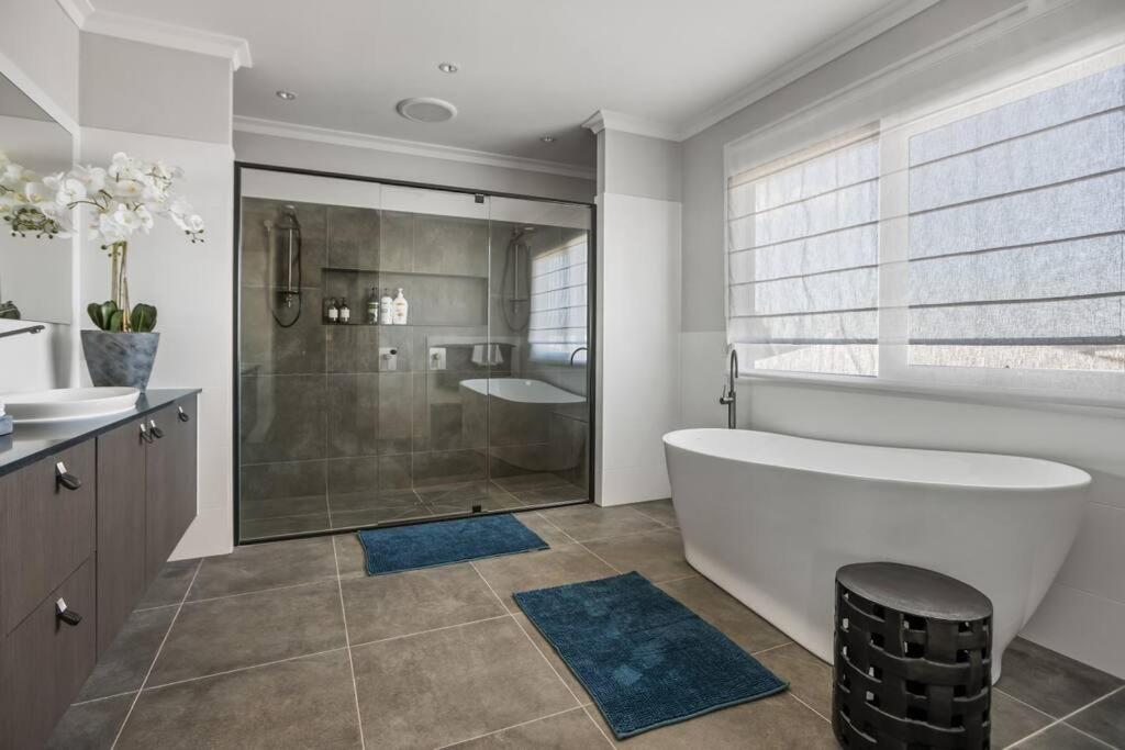 Werribee Gem Luxe Home Family Getaway 6Bed Netflix