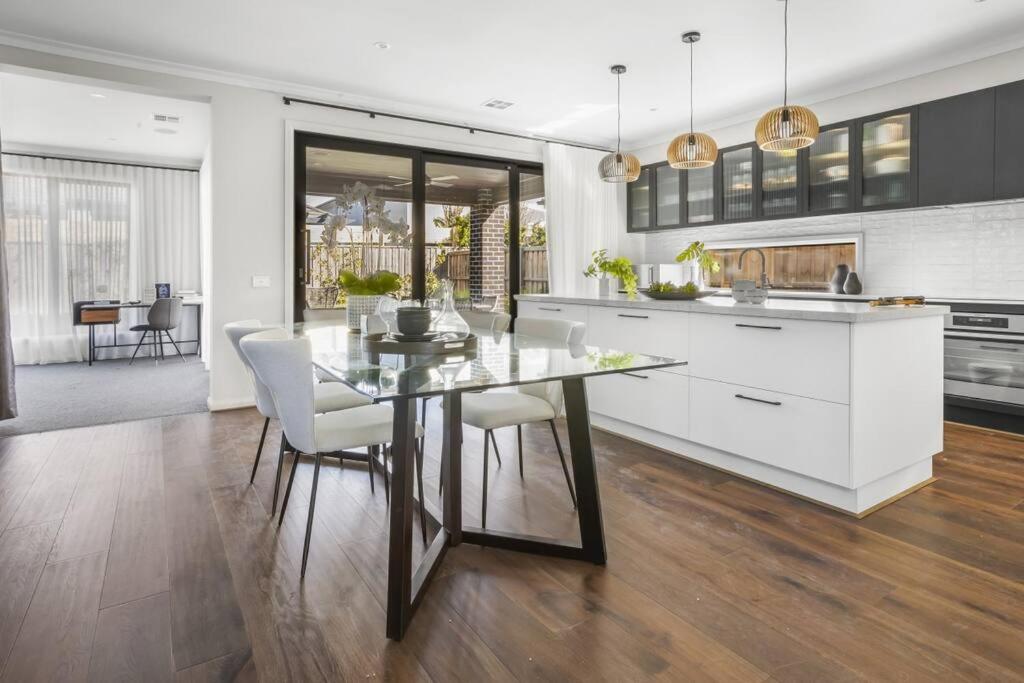 Werribee Gem Luxe Home Family Getaway 6Bed Netflix