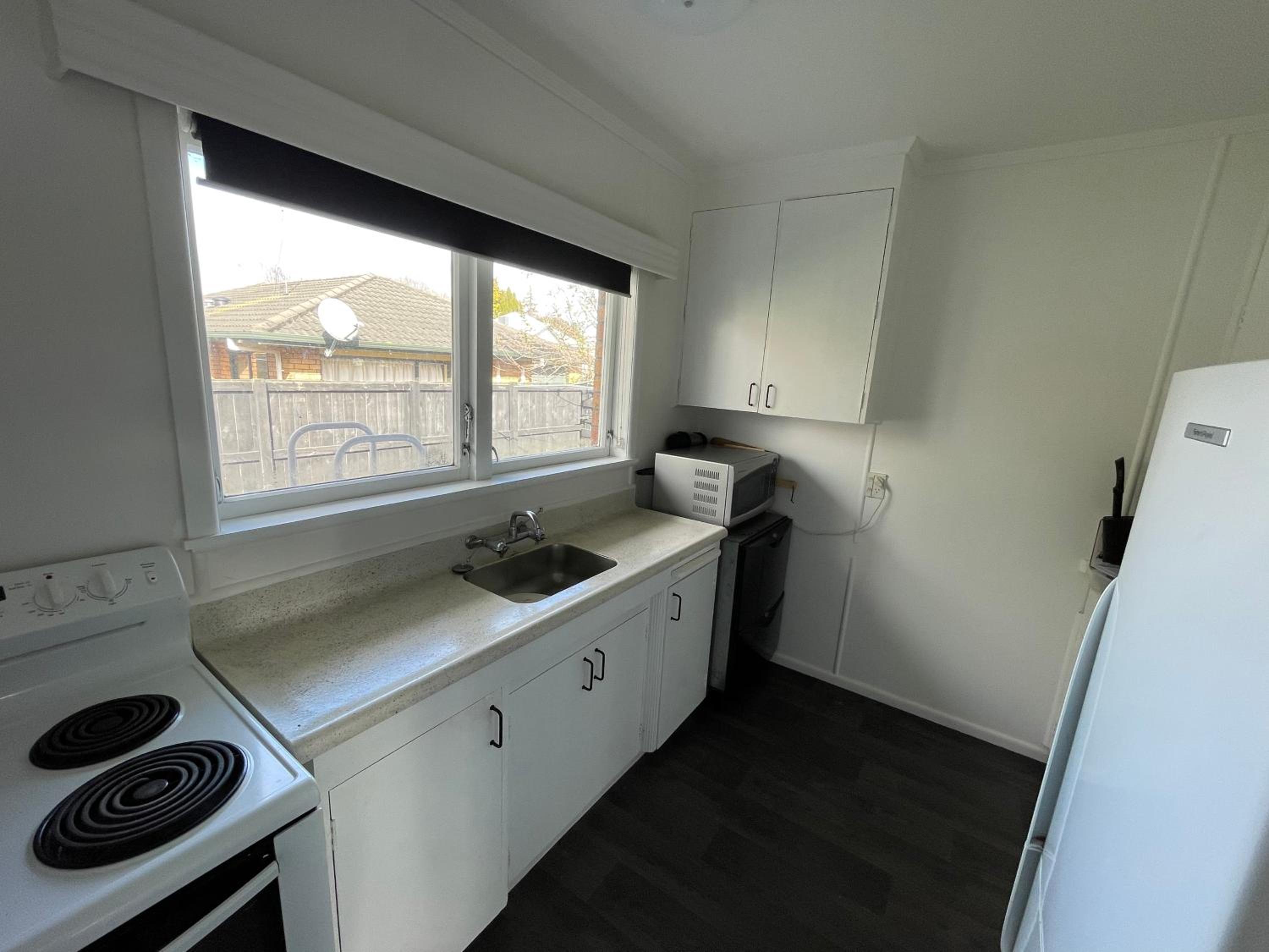 Sunny 2bdrm home close to Hospital & Gardens view 5