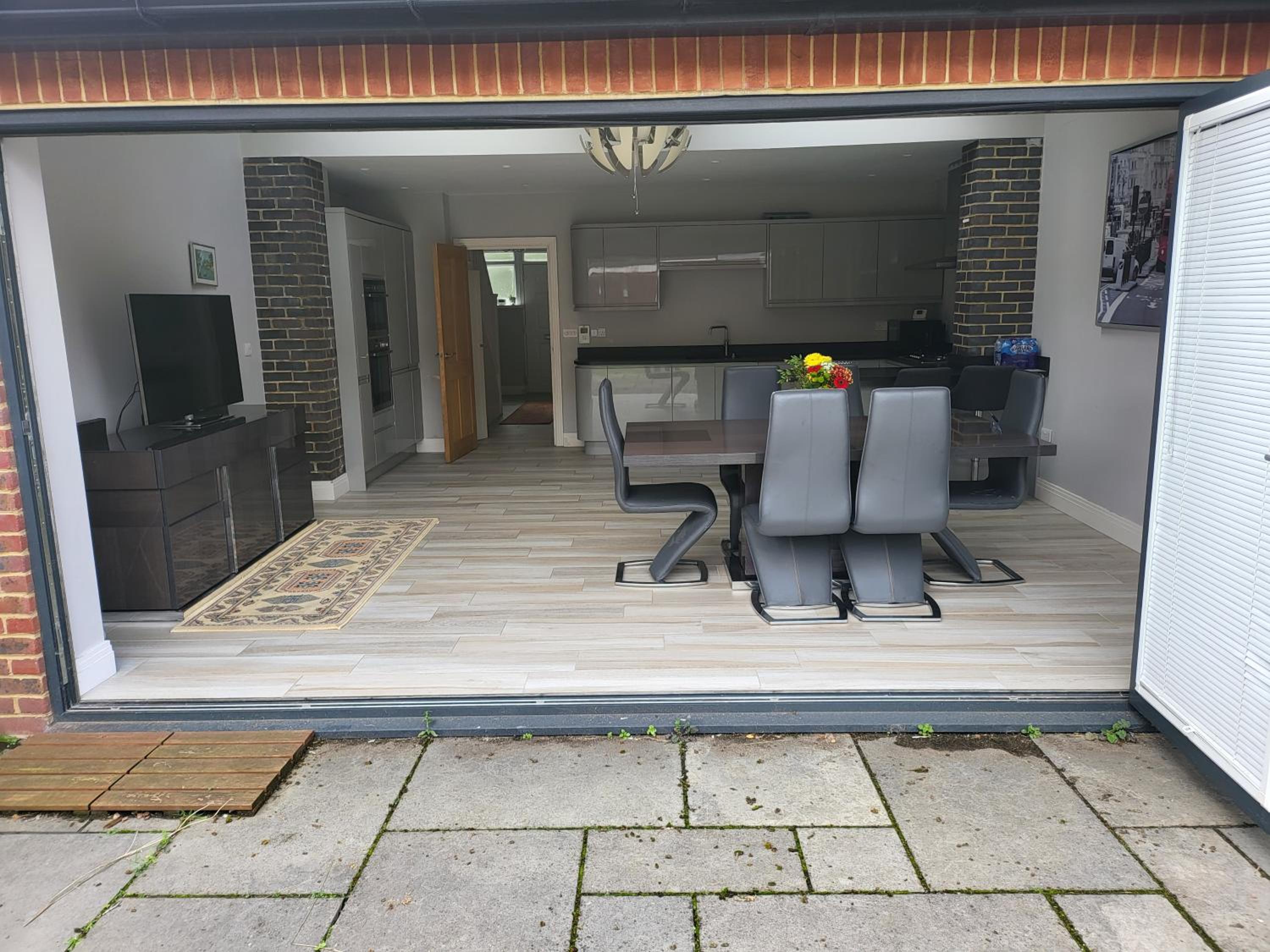 3 bedroom spacious house with parking view 3