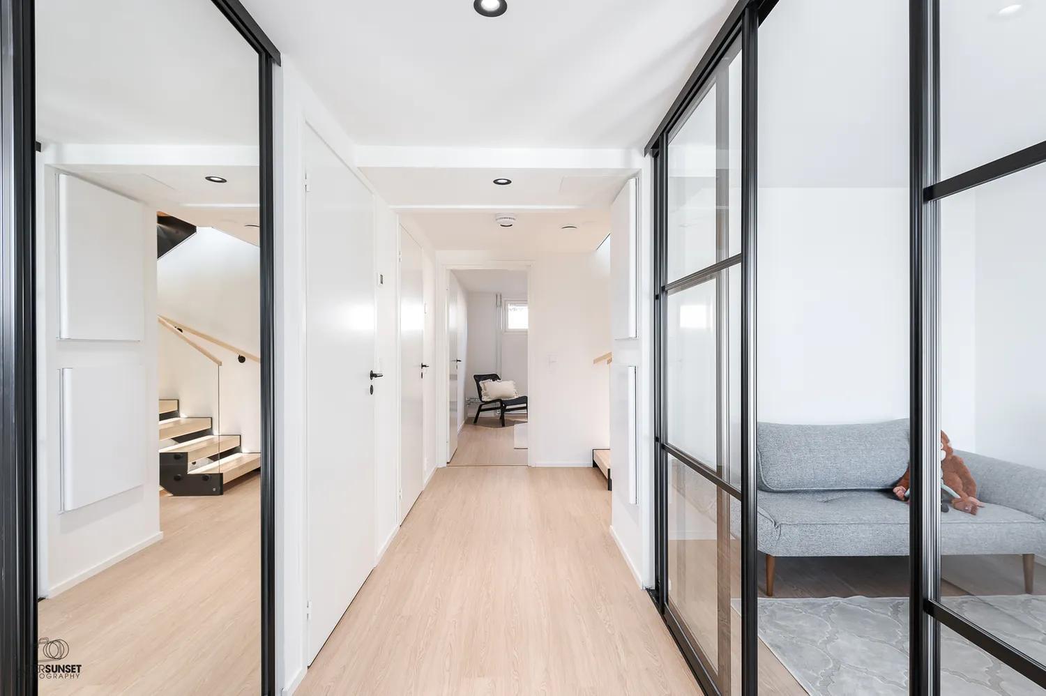 Kingwest Villa - free parking, sauna, 5br & NEW AC
