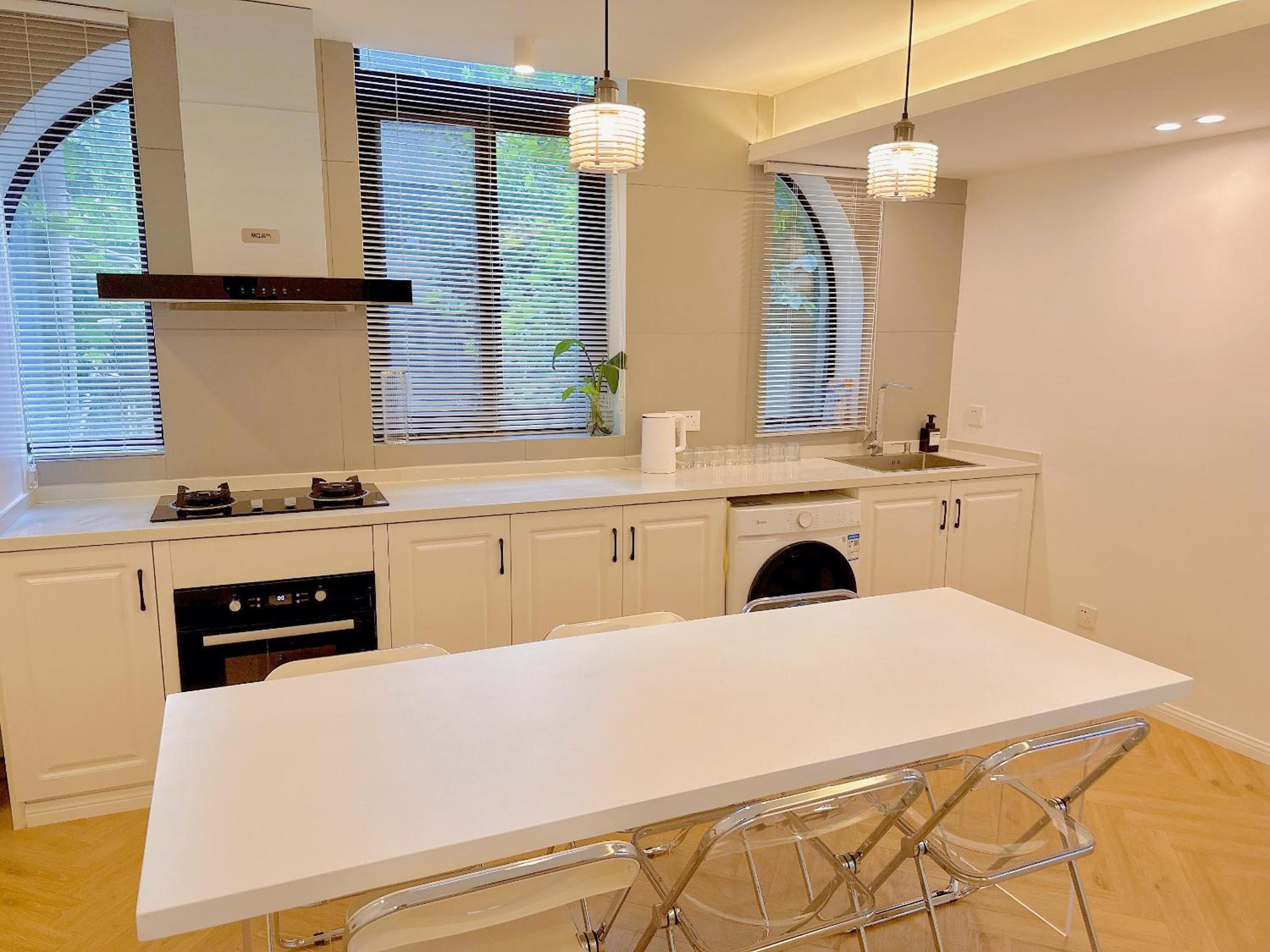 ZHome-Three floors 4 bedrooms - near Nanjing Road