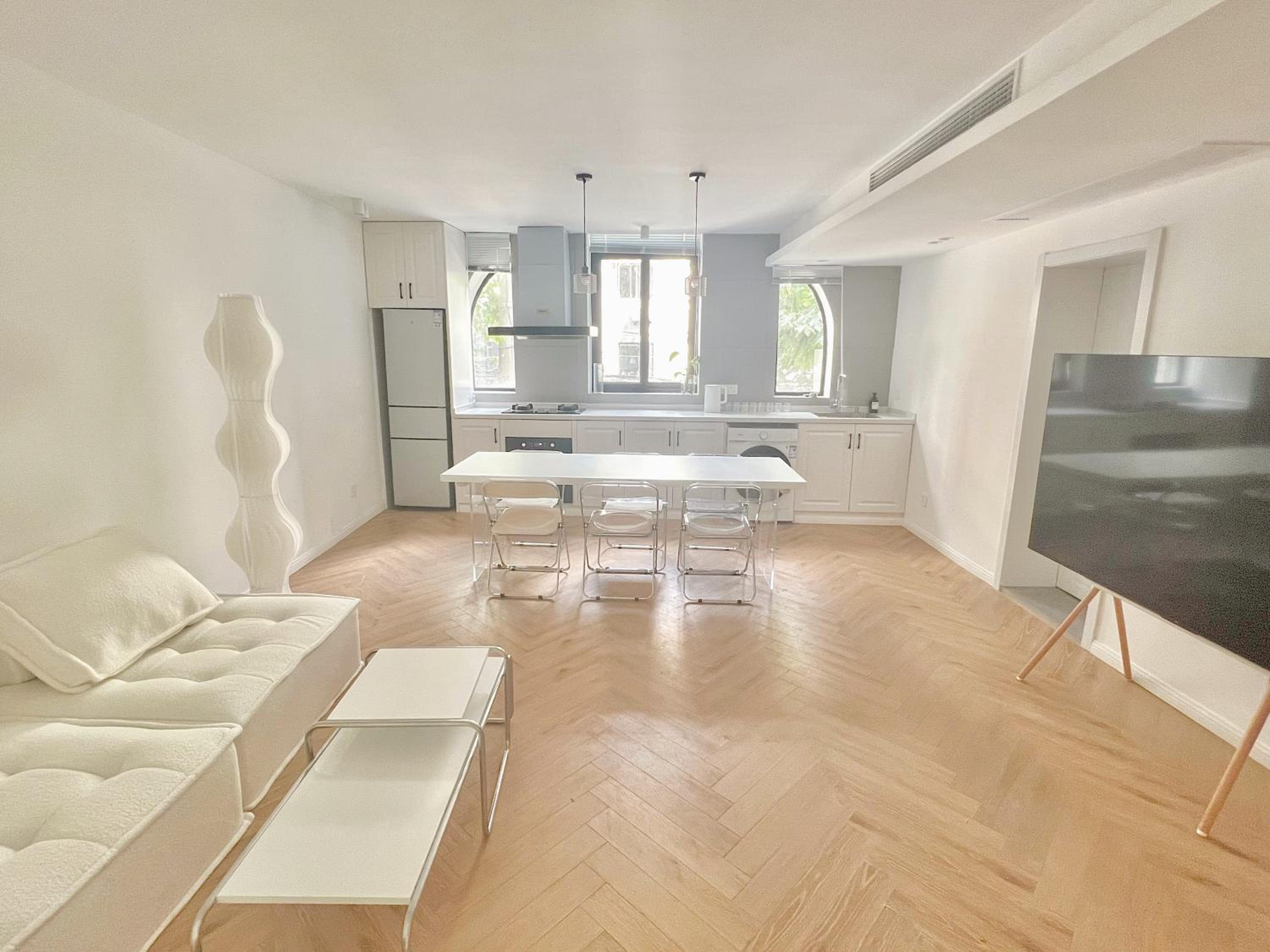 ZHome-Three floors 4 bedrooms - near Nanjing Road