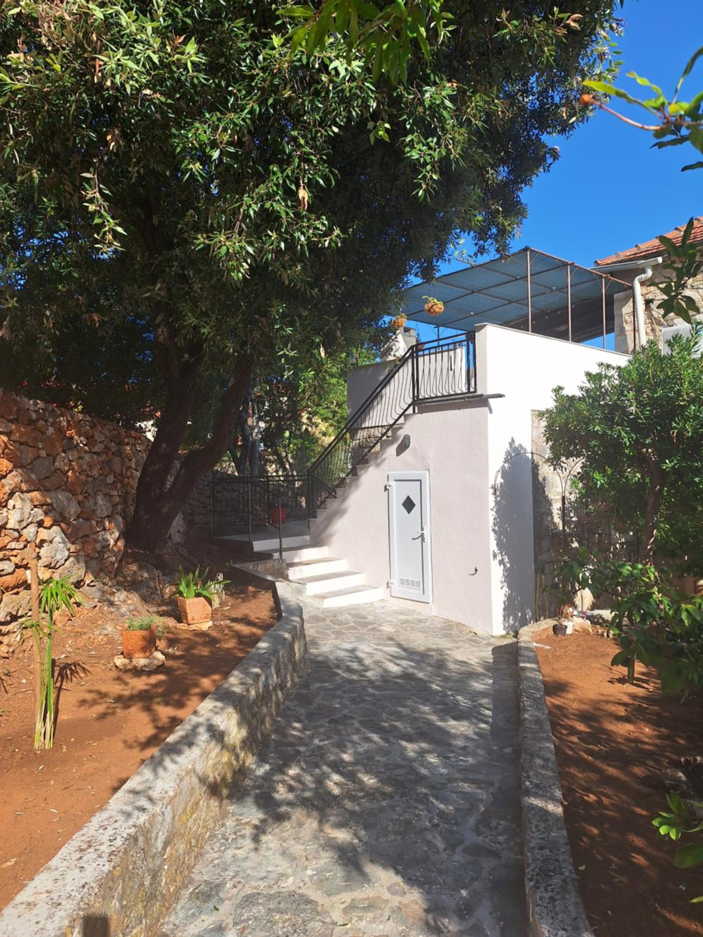 Two-bedroom apartment with sea view,big terrase and garden