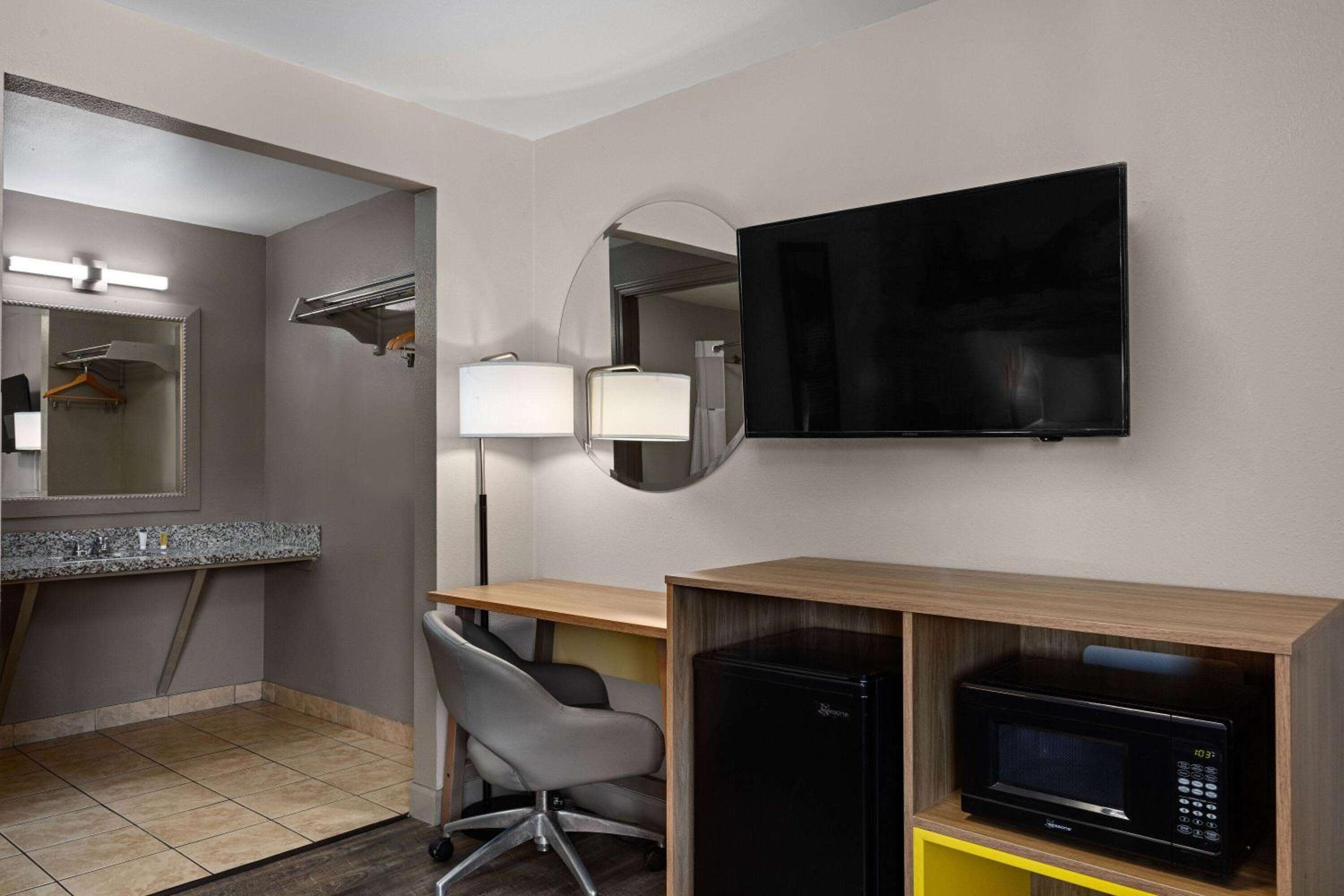 Days Inn by Wyndham Lakewood South Tacoma