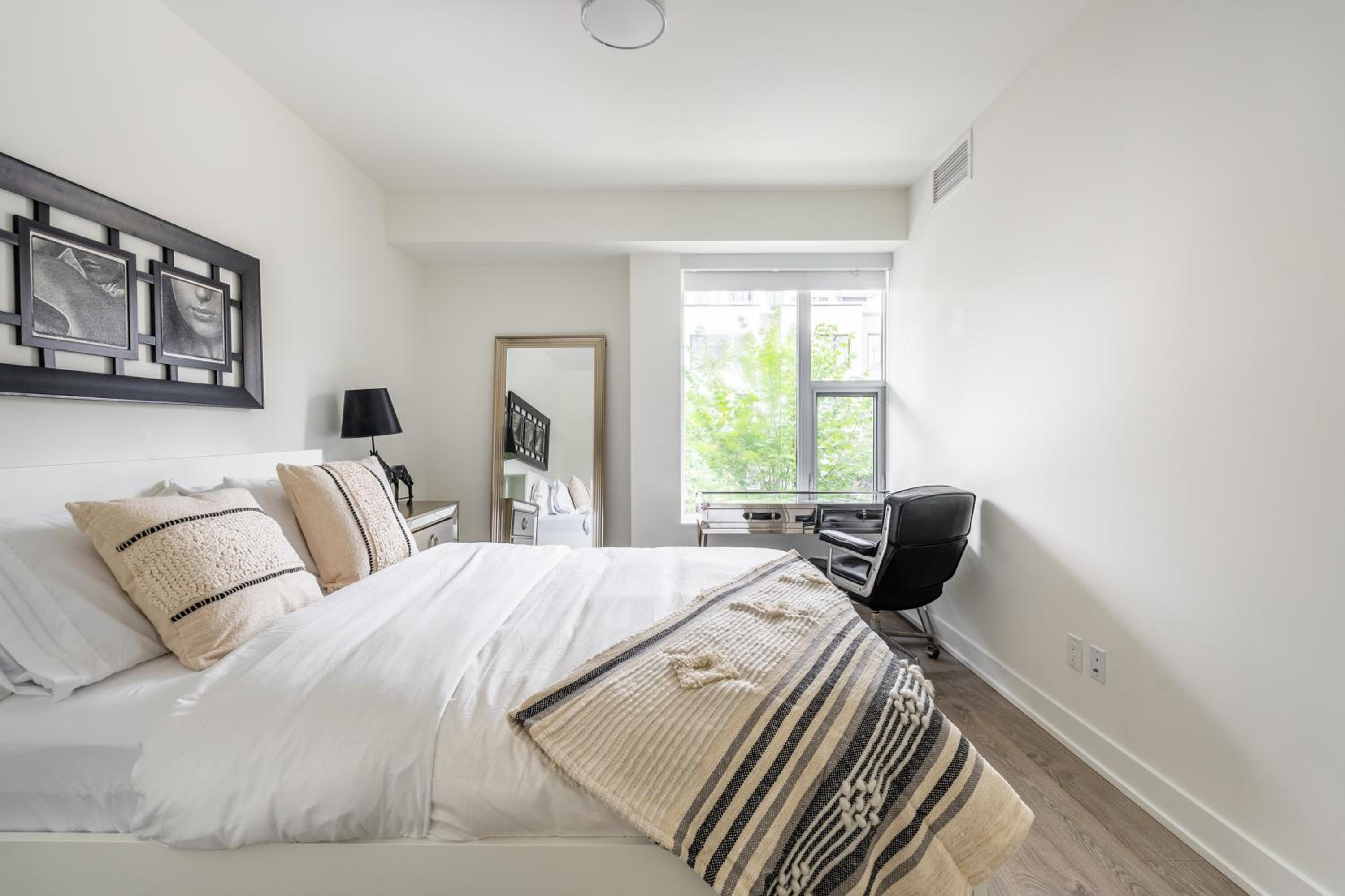 Spacious Corner Apartment Downtown Toronto