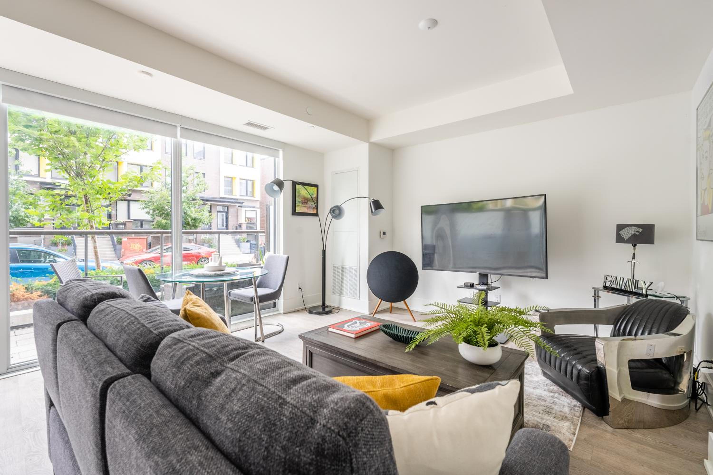 Spacious Corner Apartment Downtown Toronto