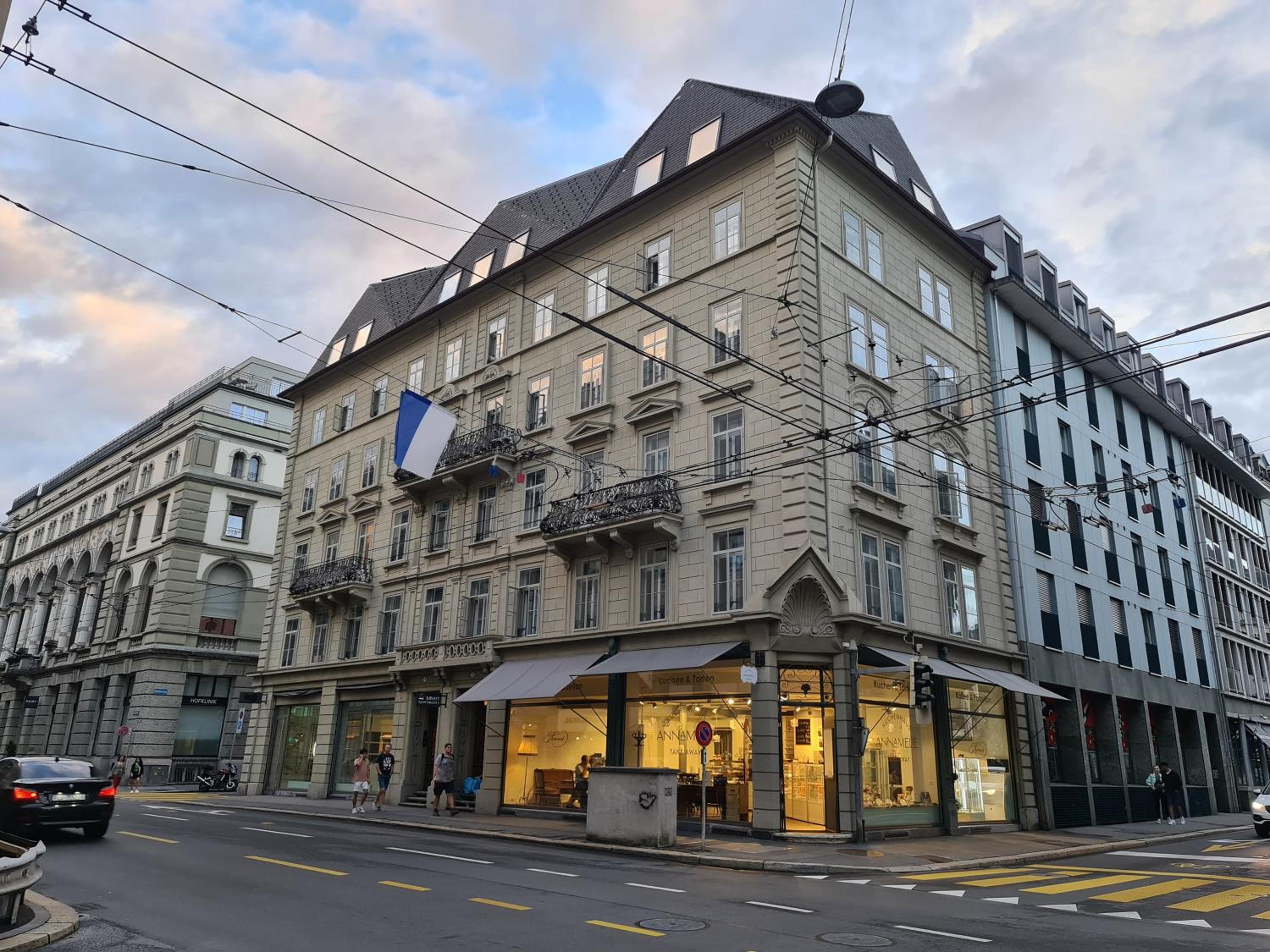 Top City Center Apartments location next to Lion Monument
