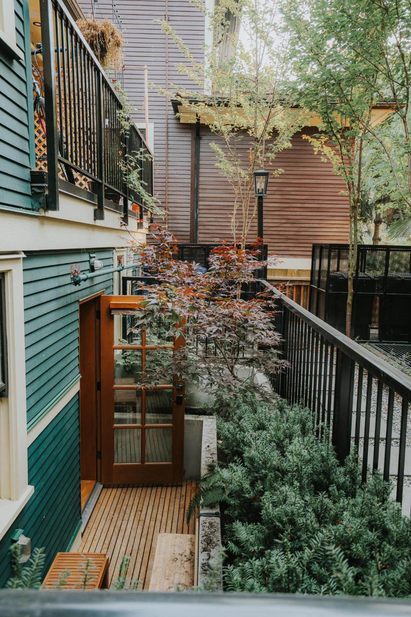 A Gentle Hideaway in the Urban Forest WEST END downtown Vancouver