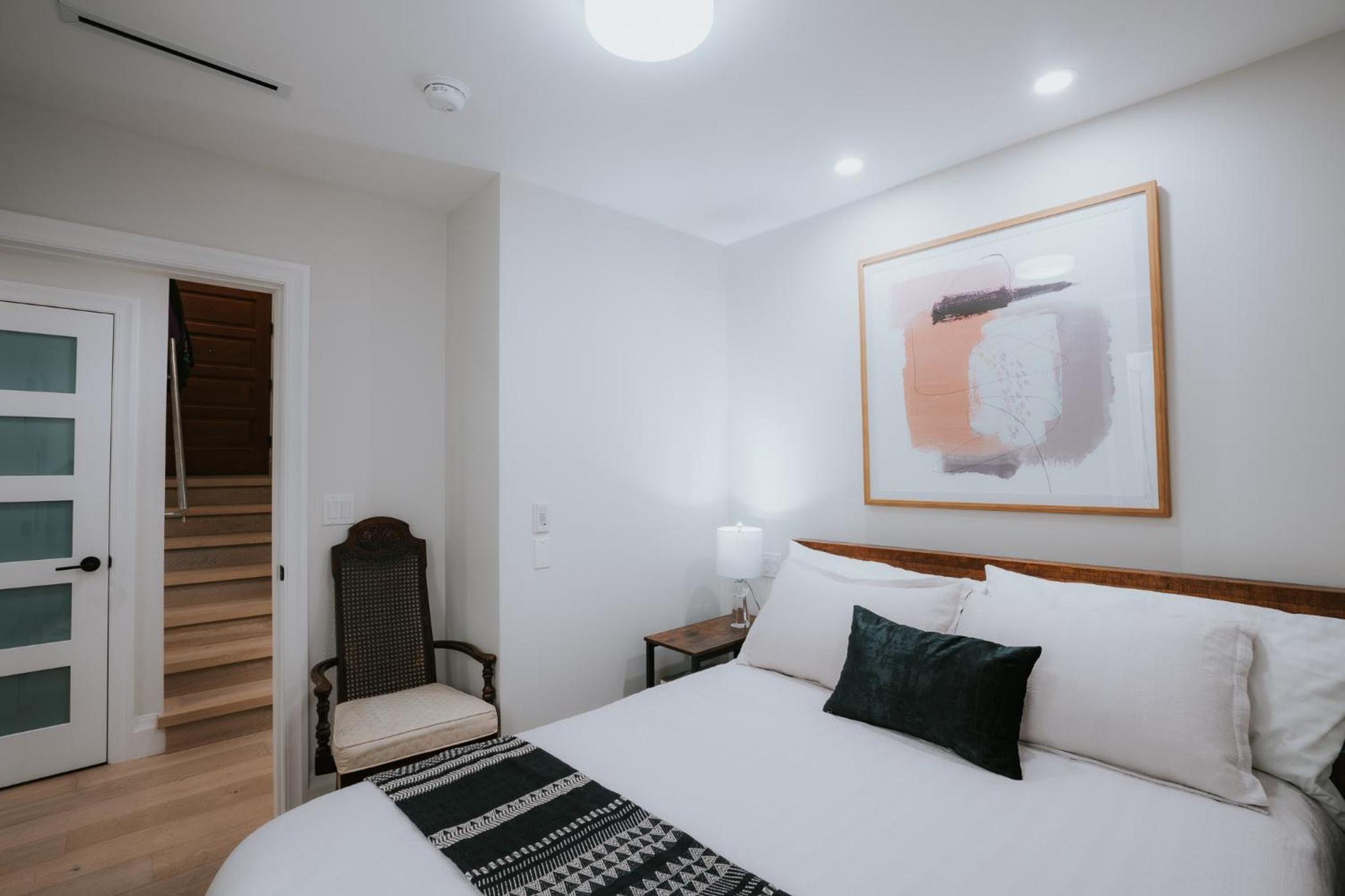 A Gentle Hideaway in the Urban Forest WEST END downtown Vancouver