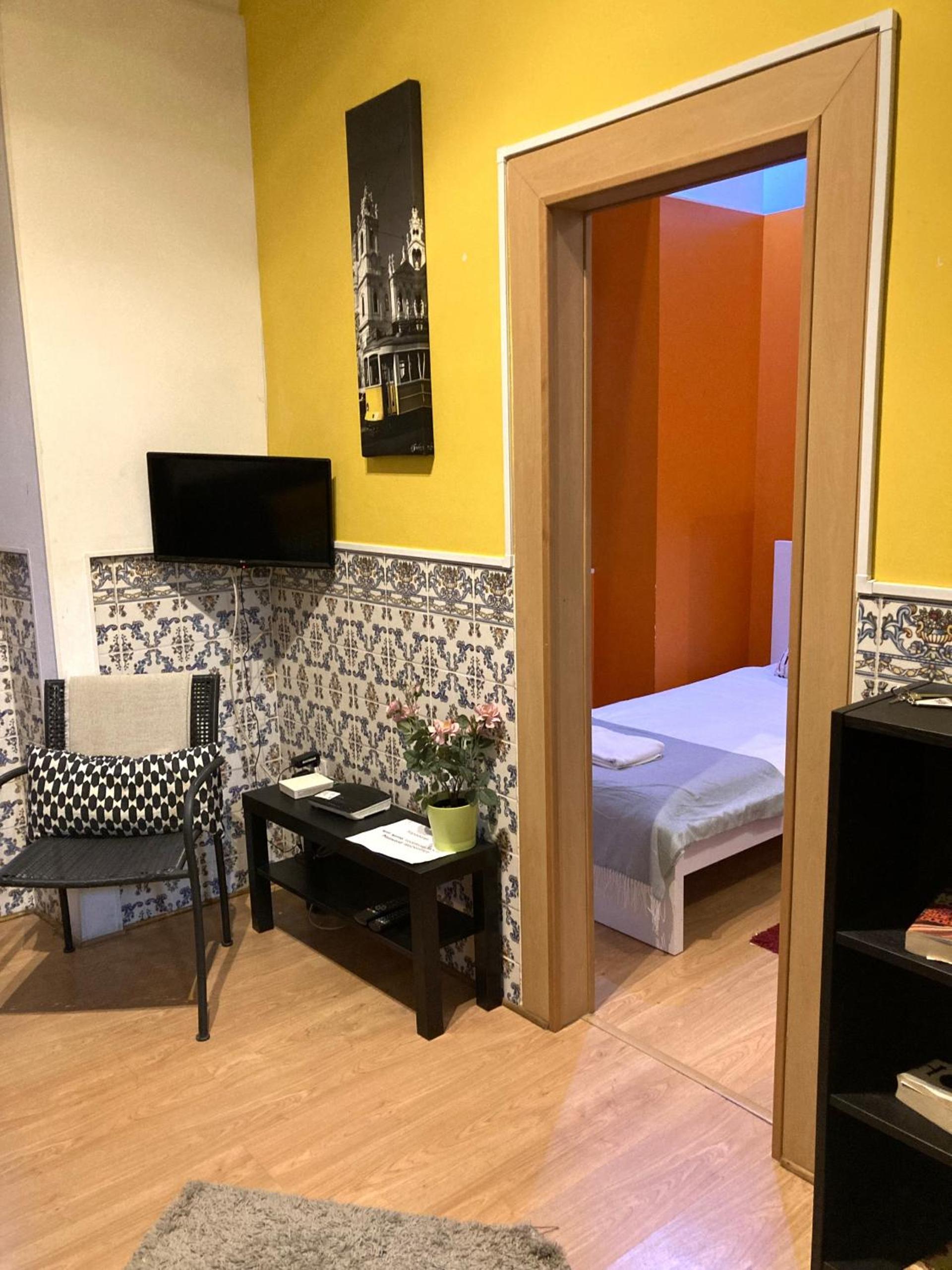 Lisbon T2 apartment in typical villa in Sapadores Lisbon view 2