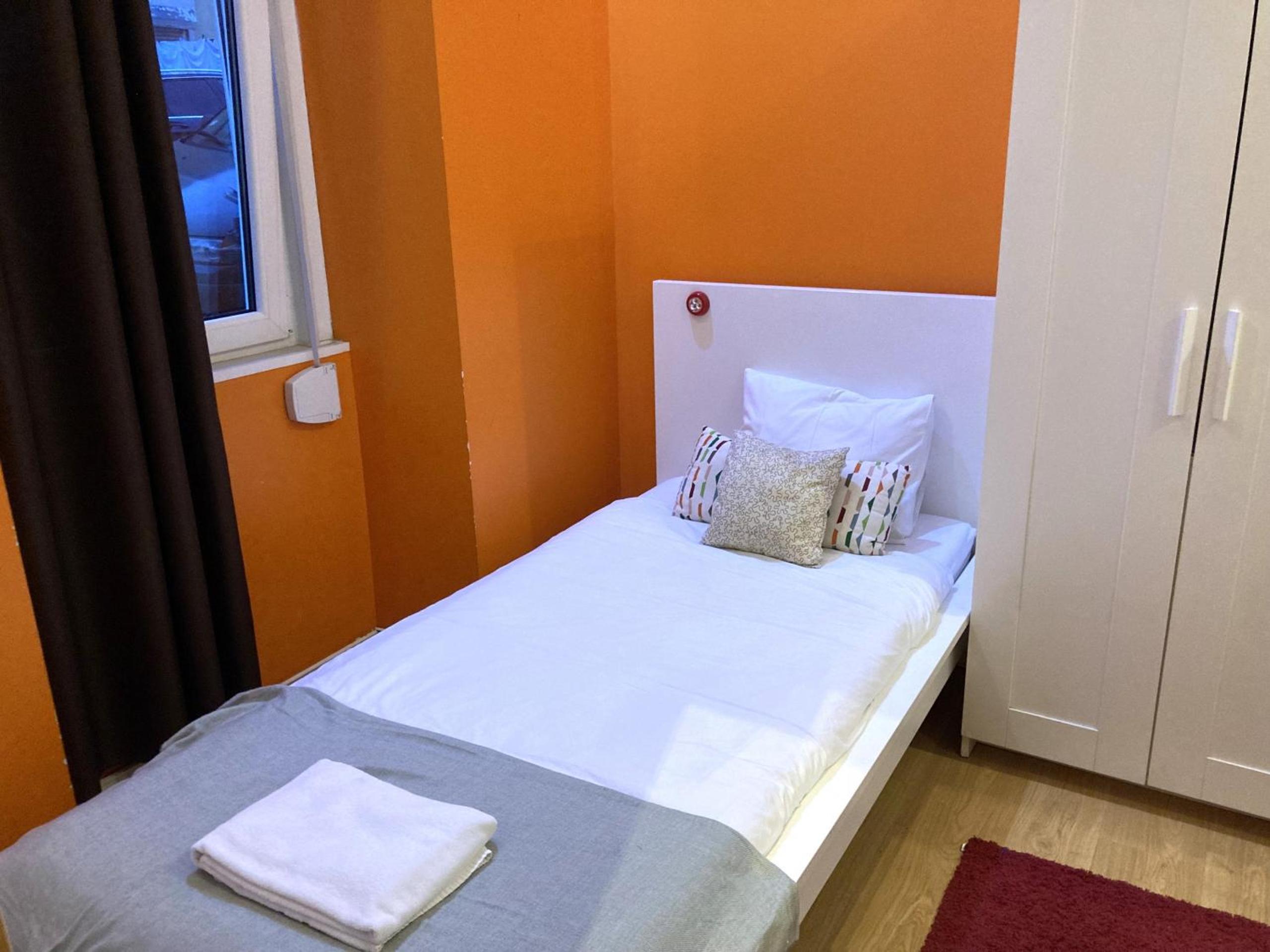 Lisbon T2 apartment in typical villa in Sapadores Lisbon view 4