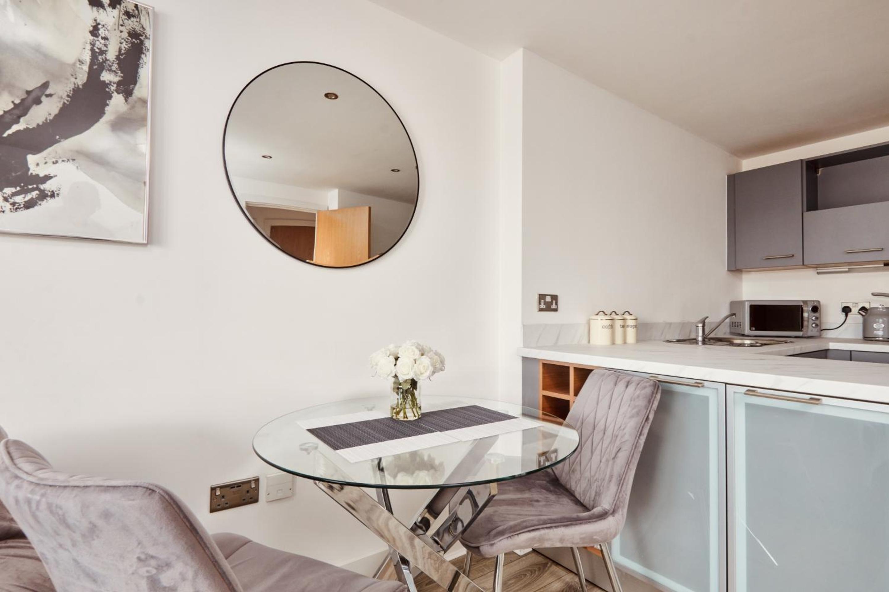 Deluxe Apt & The Best River Canal View In Leeds view 2