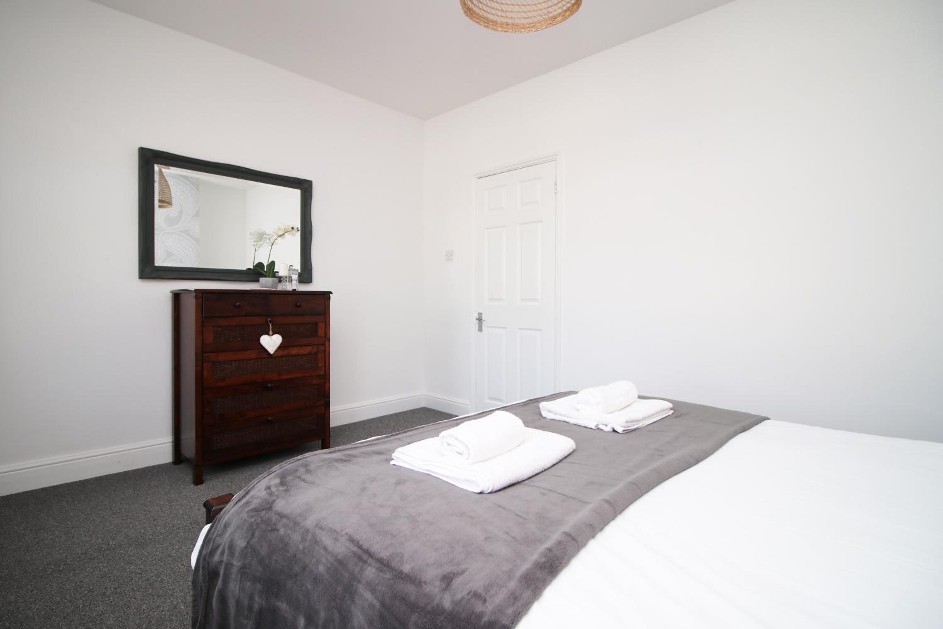 Central Cardiff - 3 Bedroom Home - Walk to Shopping Town Centre And Cardiff Castle view 2