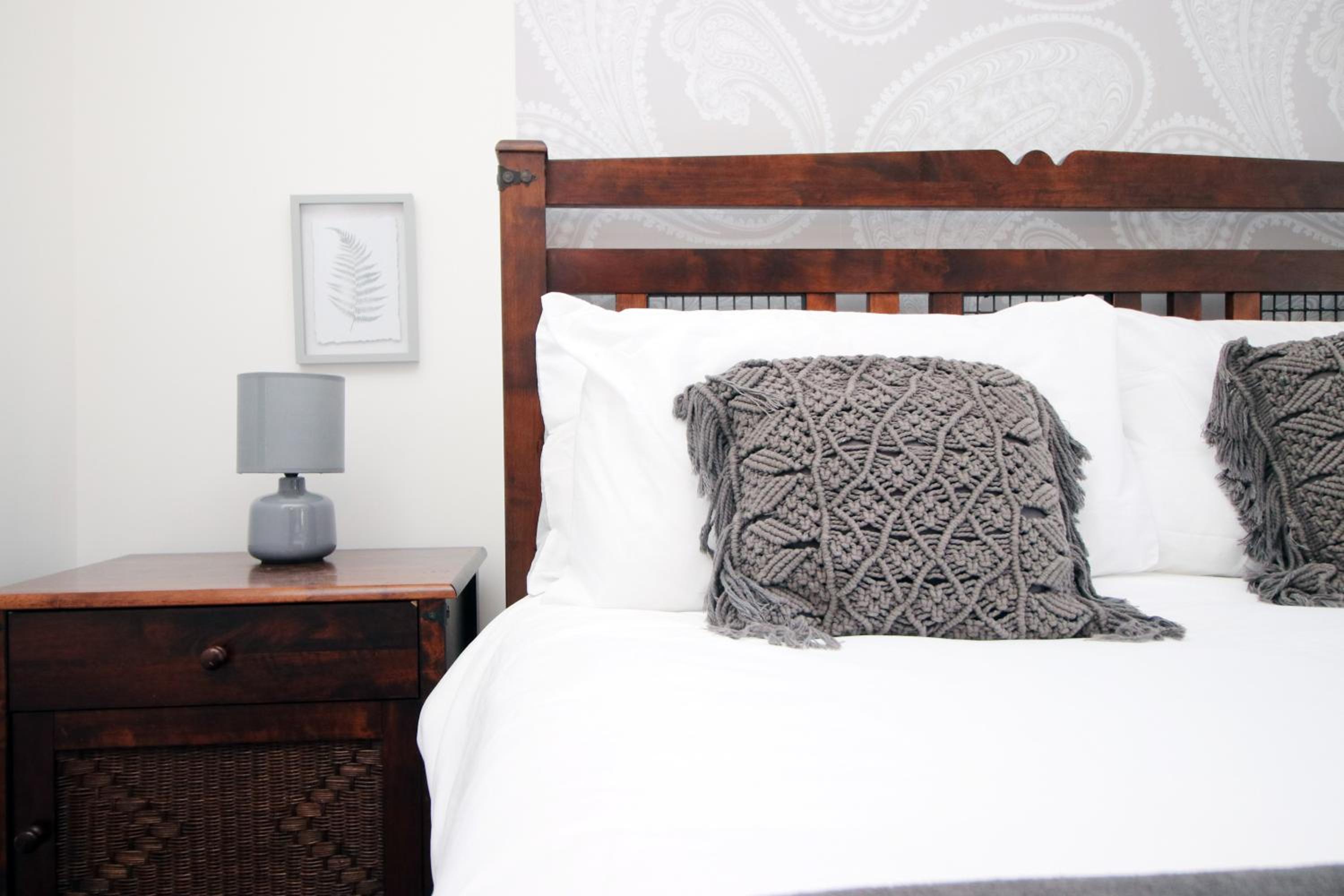 Central Cardiff - 3 Bedroom Home - Walk to Shopping Town Centre And Cardiff Castle view 4