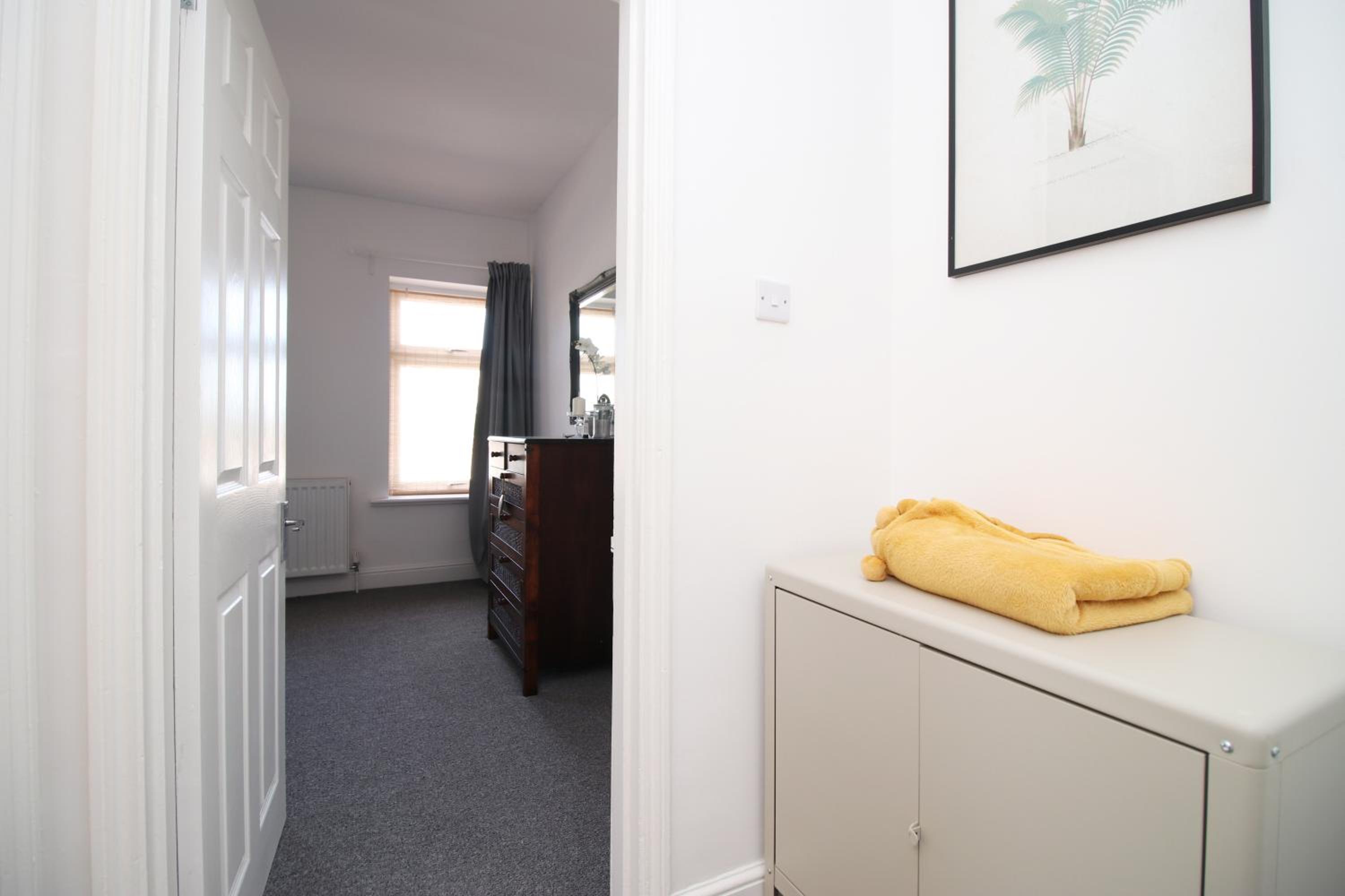 Central Cardiff - 3 Bedroom Home - Walk to Shopping Town Centre And Cardiff Castle view 5