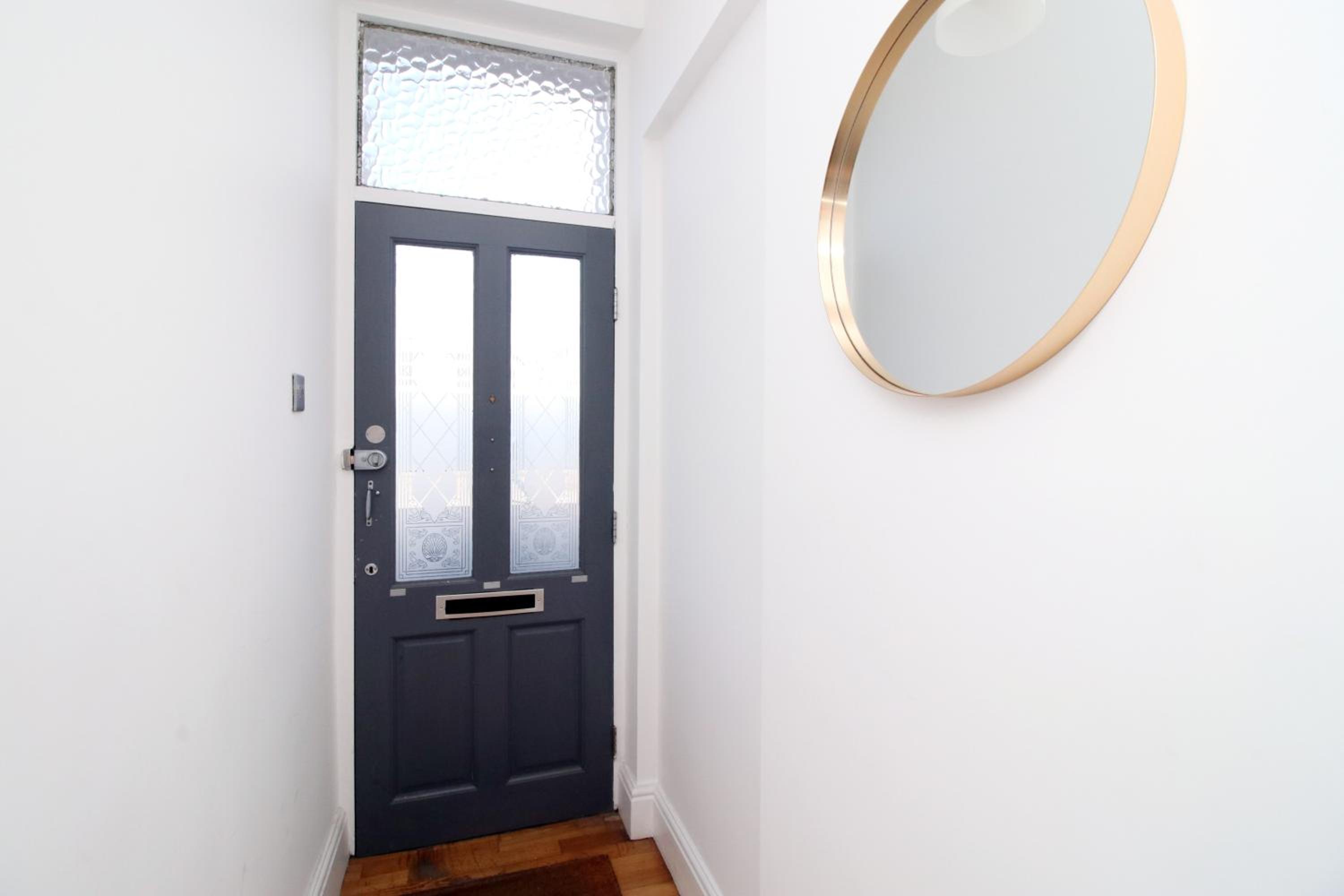 Central Cardiff - 3 Bedroom Home - Walk to Shopping Town Centre And Cardiff Castle view 3