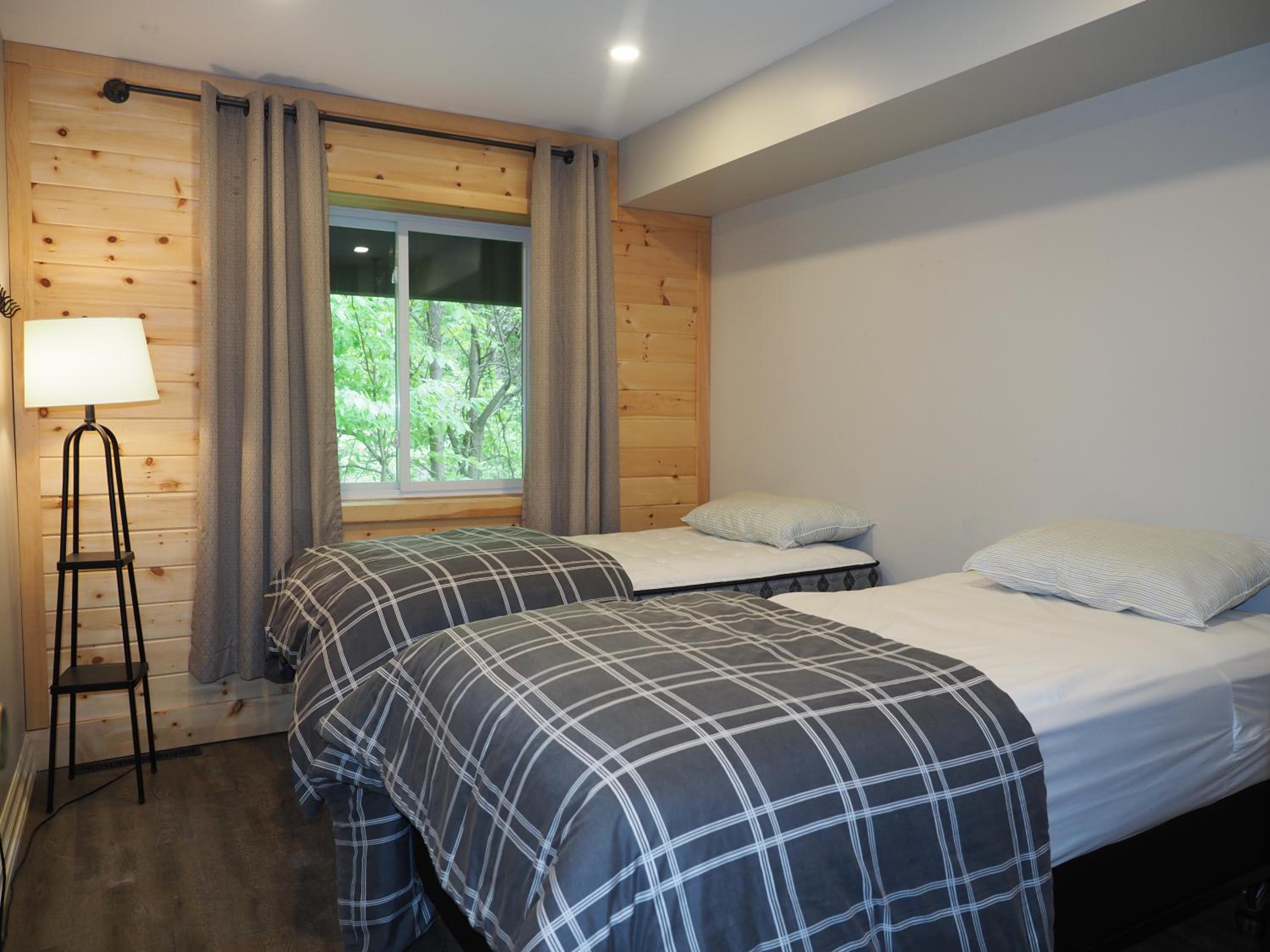 Blue Mountain 6BR Chalet Modern Hot Tub Mountain Views Walk to Village