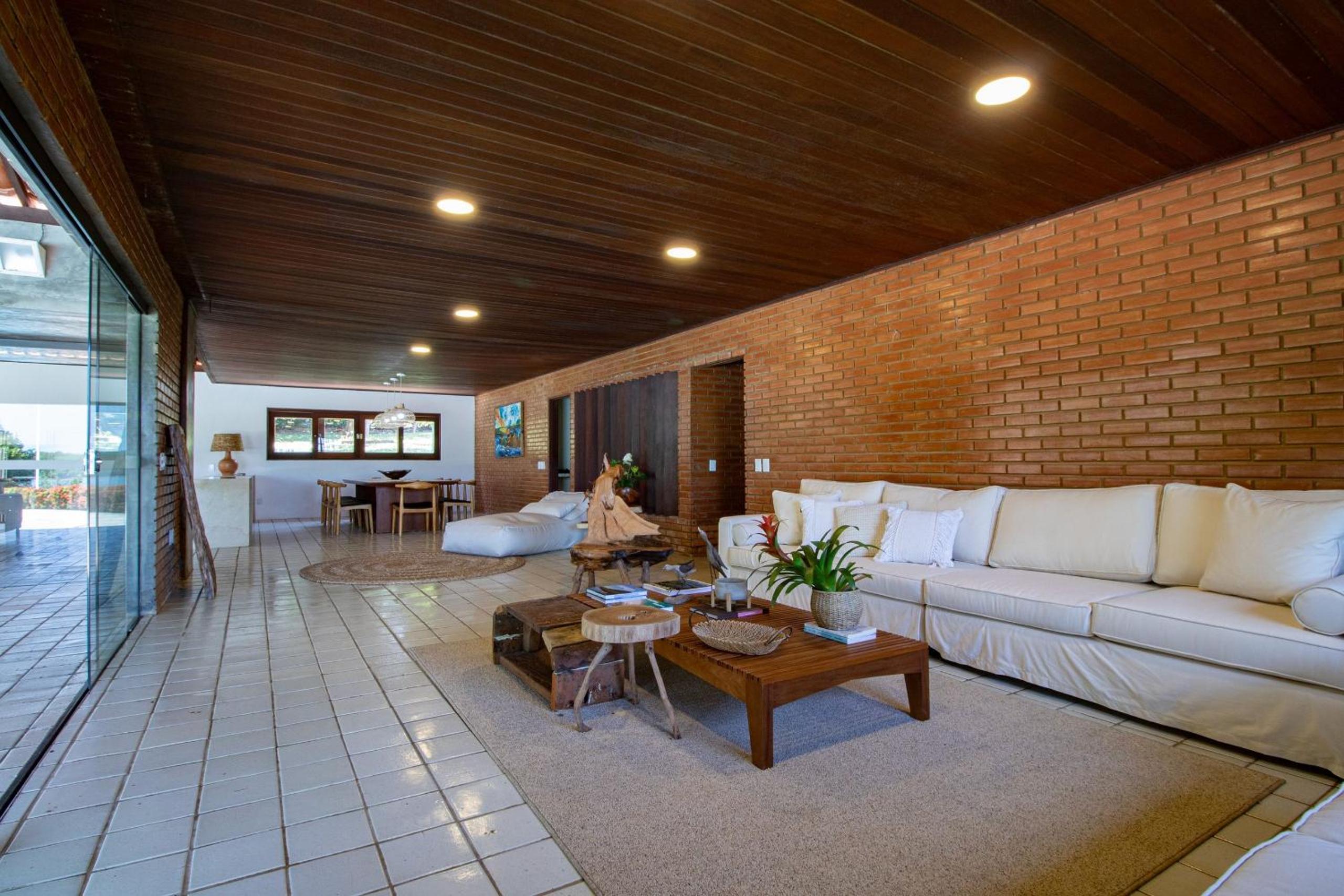 Casa 04 Suítes com vista privativa para lagoa