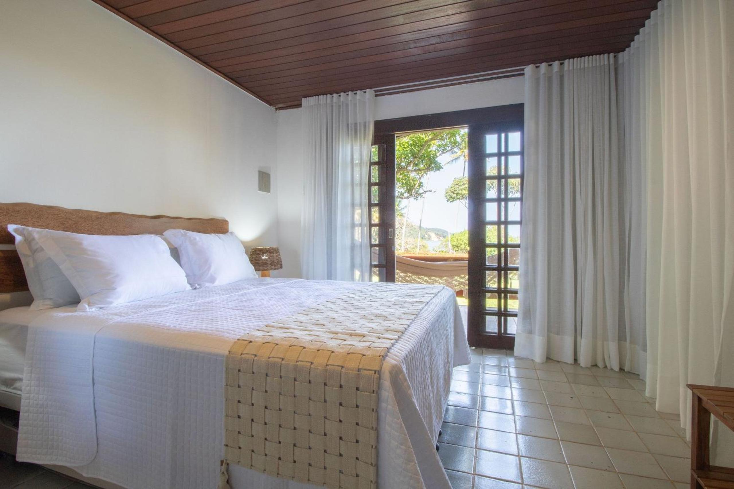 Casa 04 Suítes com vista privativa para lagoa