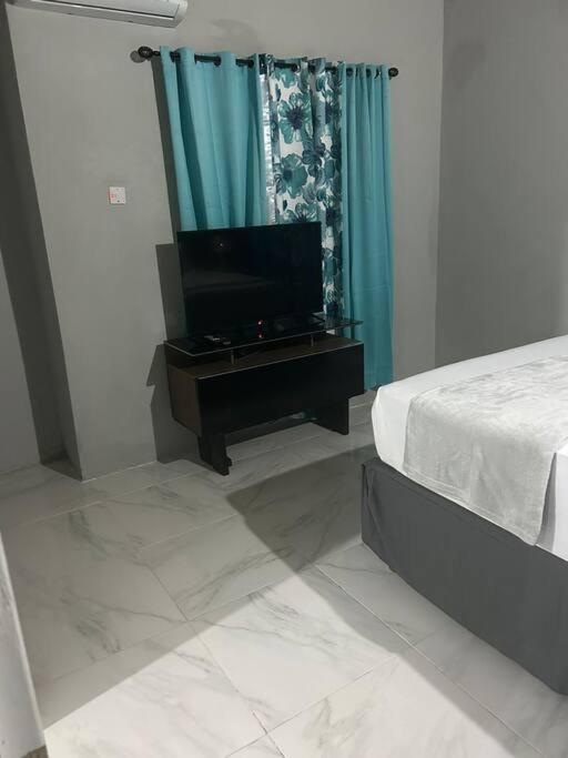 Oak Villa MontegoBay2 Queen Room