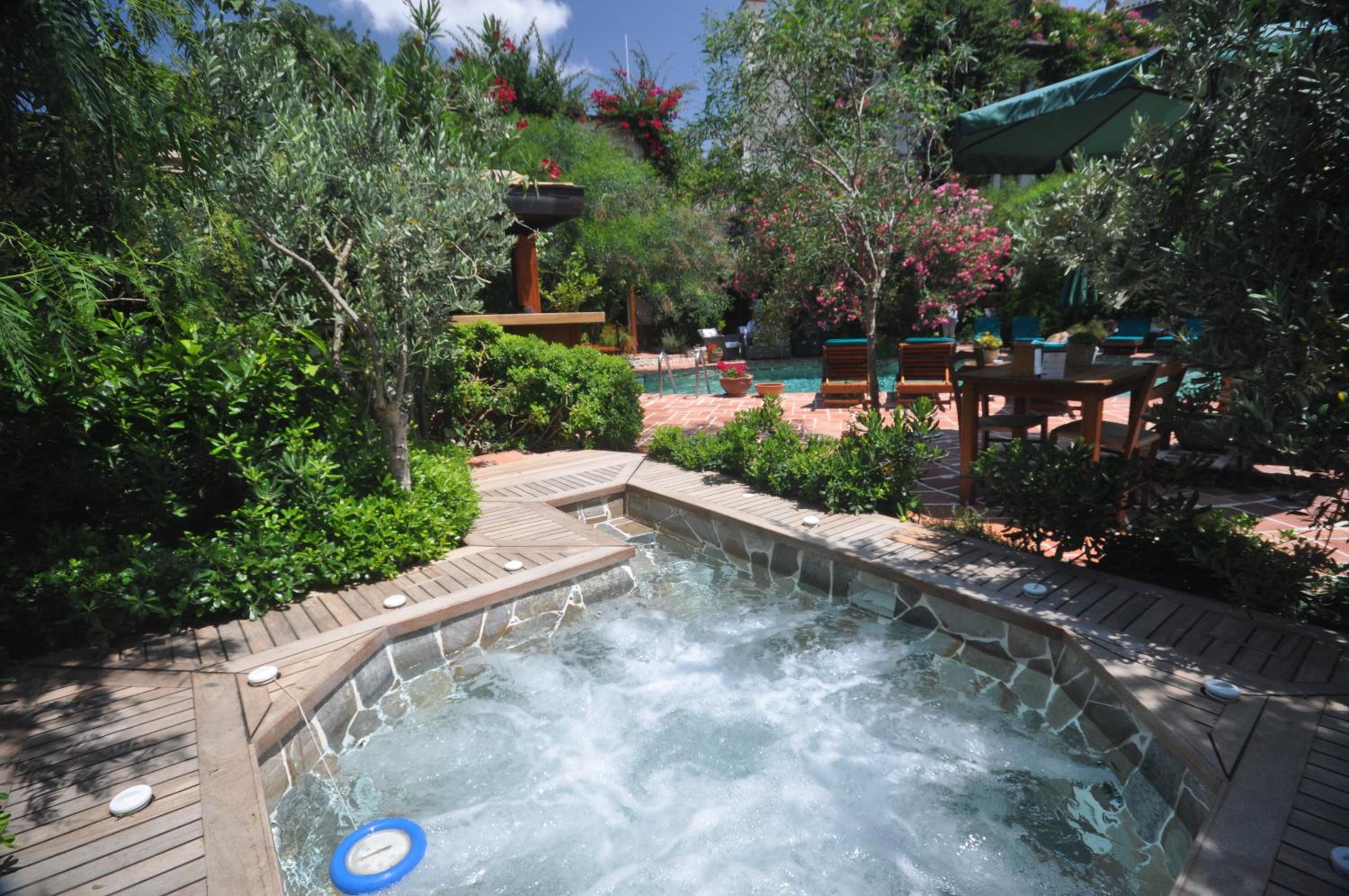 El Vino Hotel & Suites - Image 5