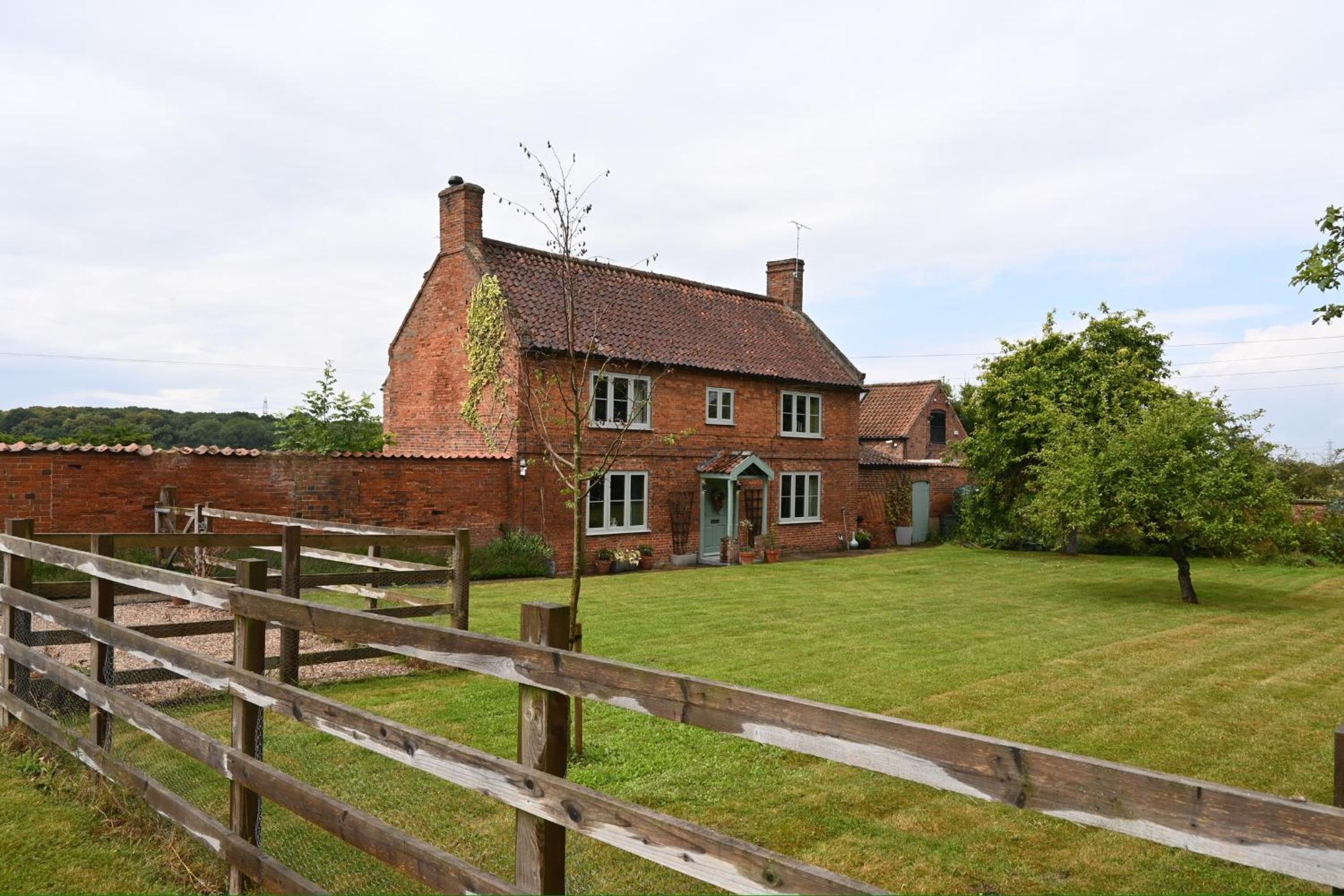 Leo's Holiday Cottage view 3