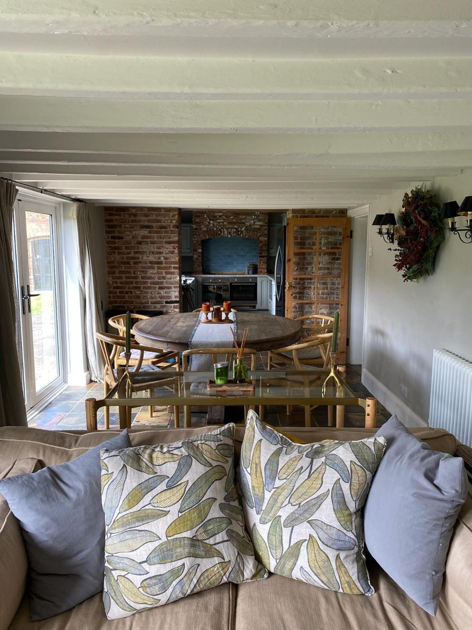 Leo's Holiday Cottage view 5