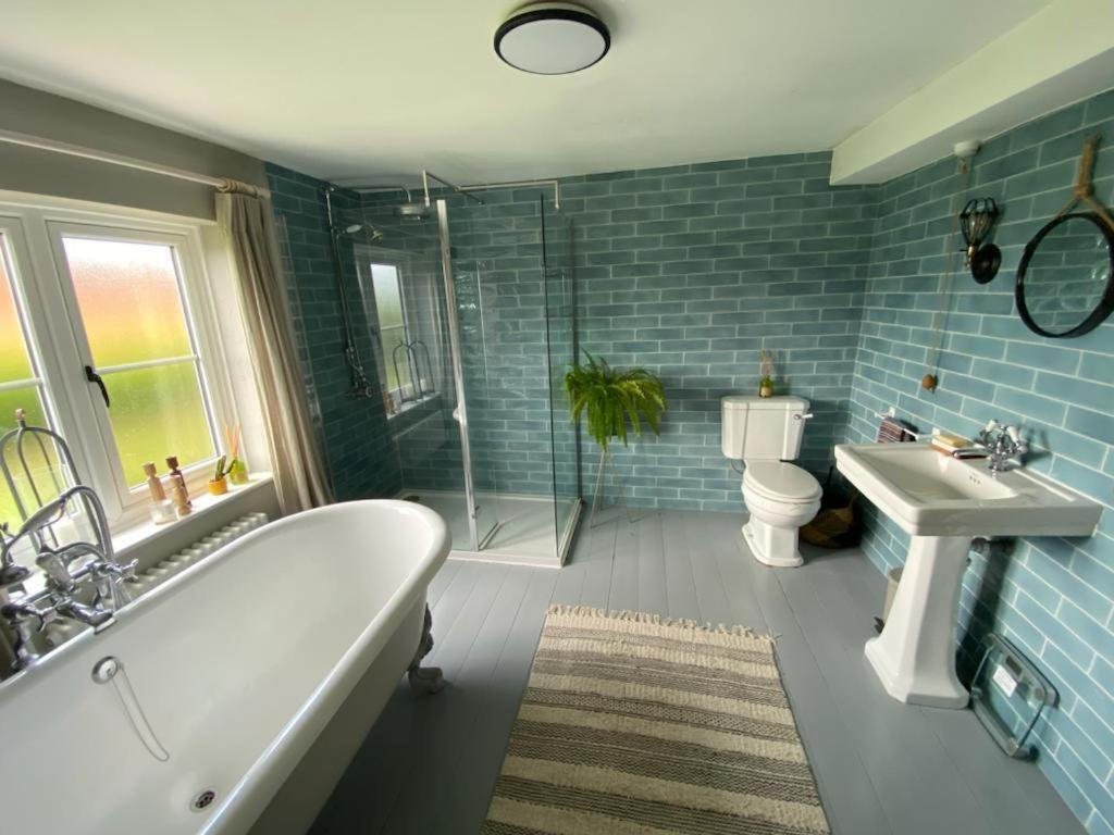 Leo's Holiday Cottage view 2